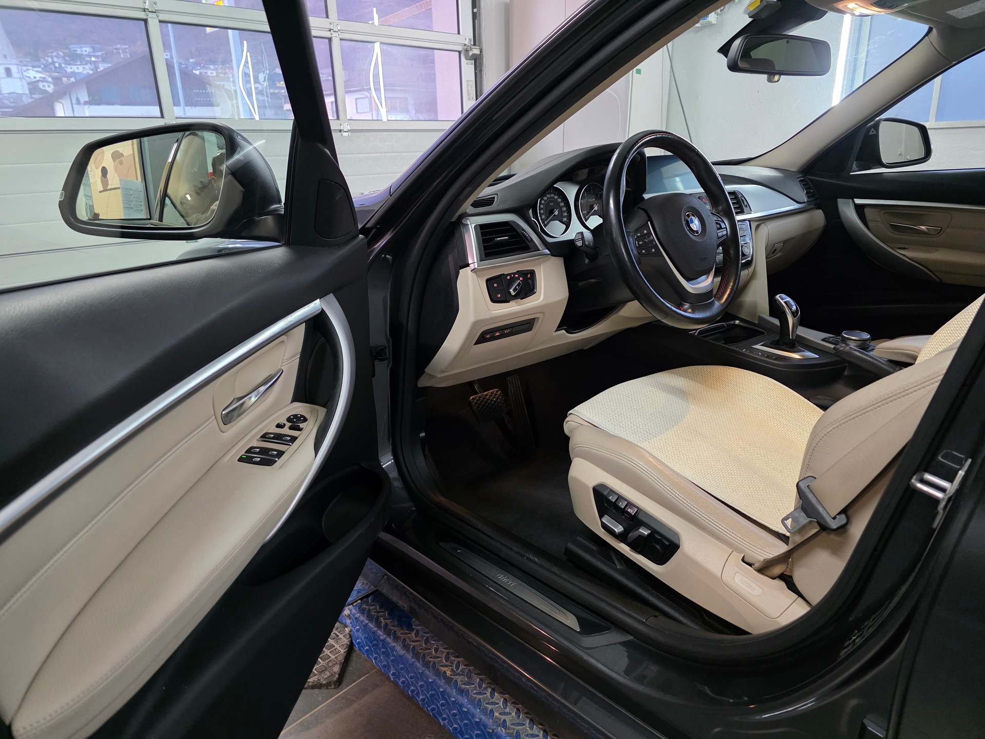 BMW 320d xDrive Edition Sport Line Steptronic-image-8