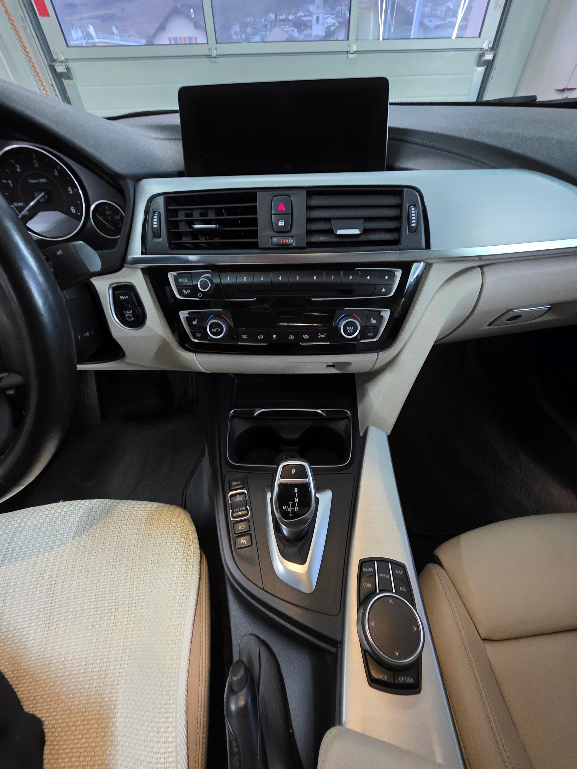 BMW 320d xDrive Edition Sport Line Steptronic-image-10