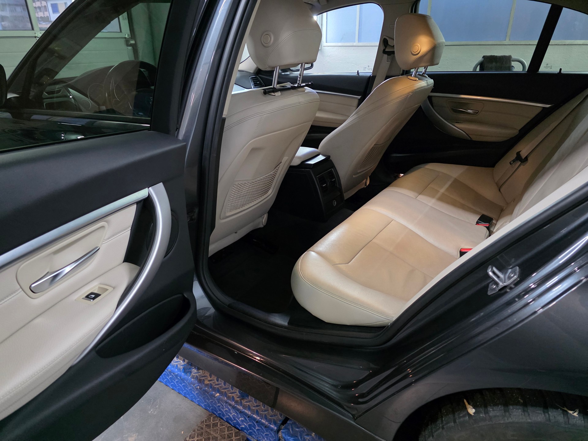 BMW 320d xDrive Edition Sport Line Steptronic-image-6