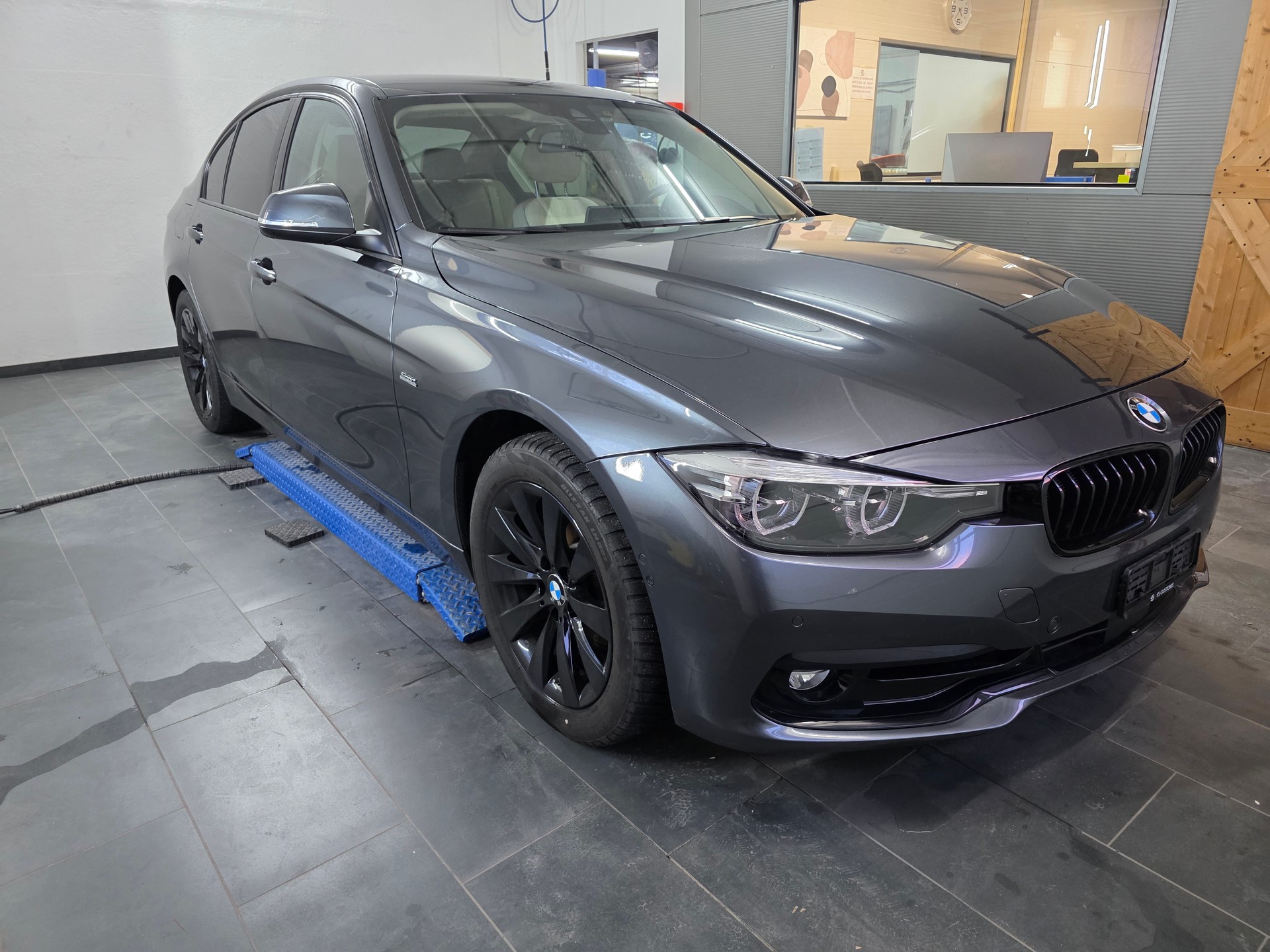 BMW 320d xDrive Edition Sport Line Steptronic-image-2