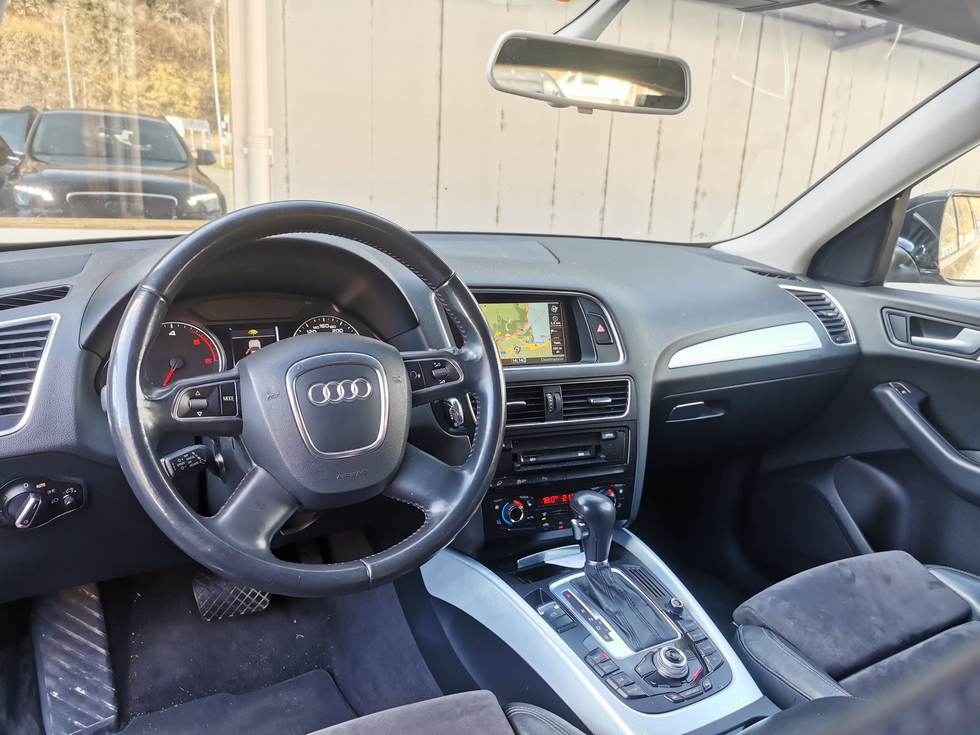 AUDI Q5 3.0 TDI quattro S-tronic-image-2