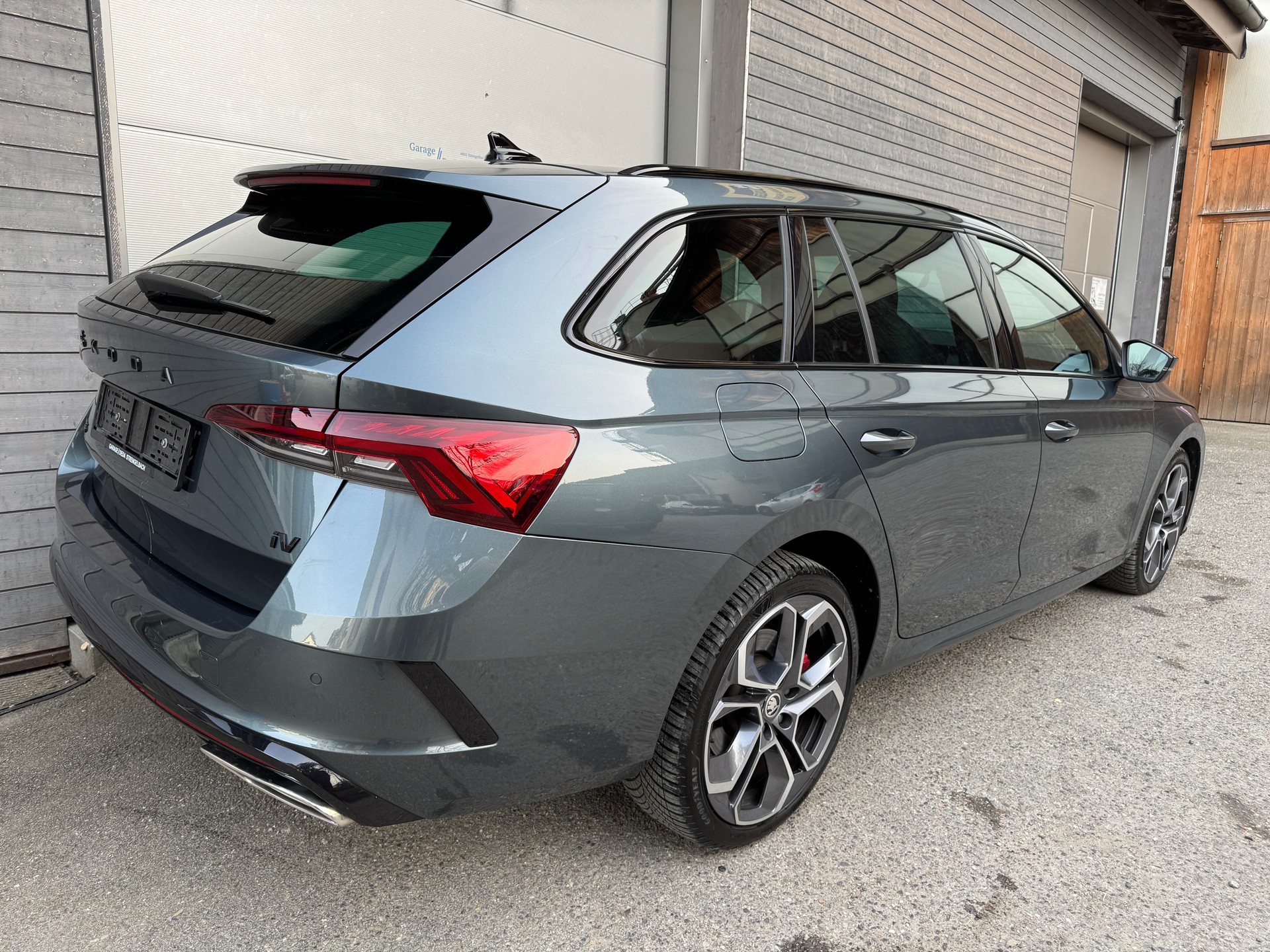 SKODA Octavia Combi 1.4 TSI PHEV DSG RS-image-5