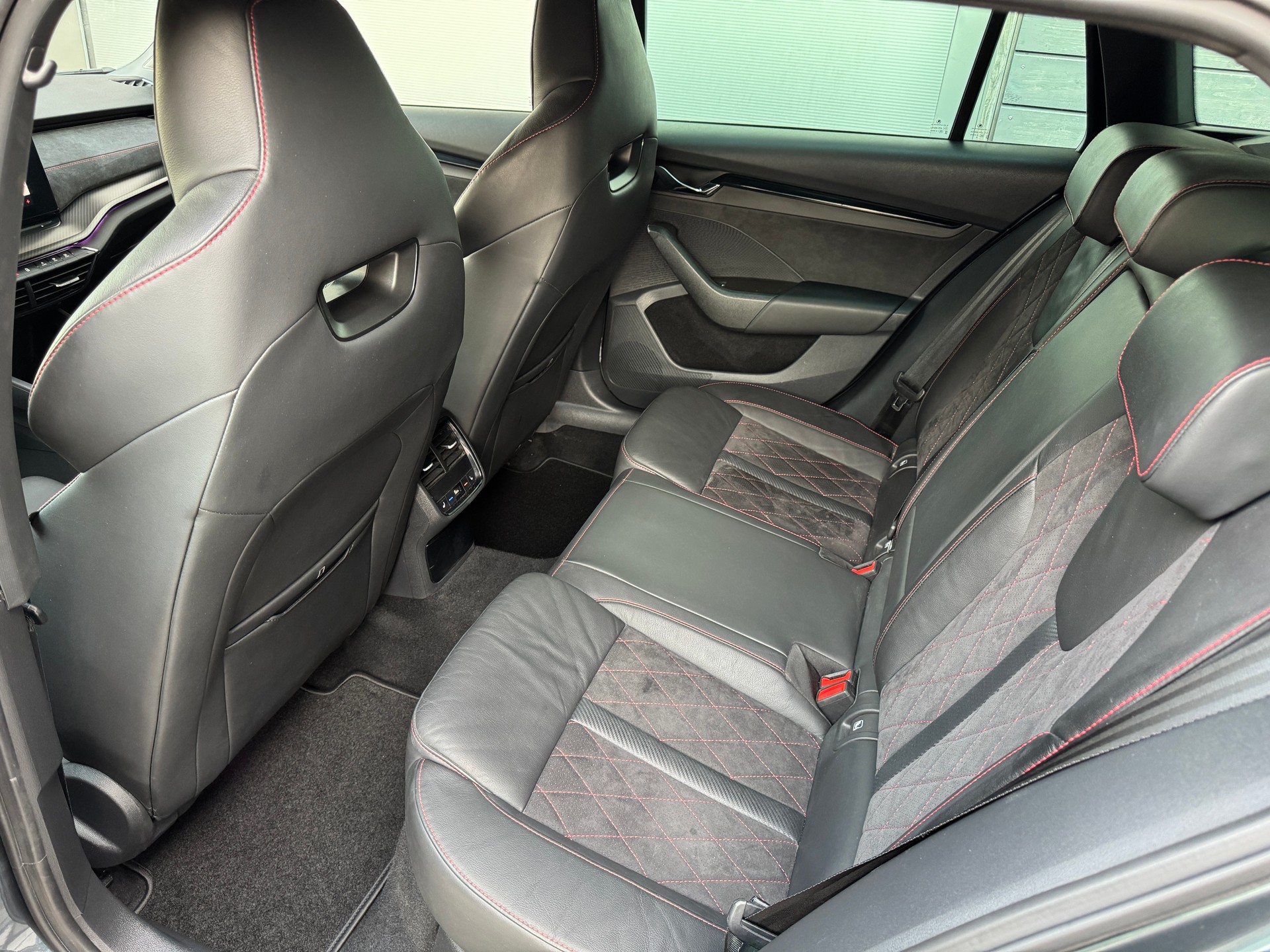 SKODA Octavia Combi 1.4 TSI PHEV DSG RS-image-11