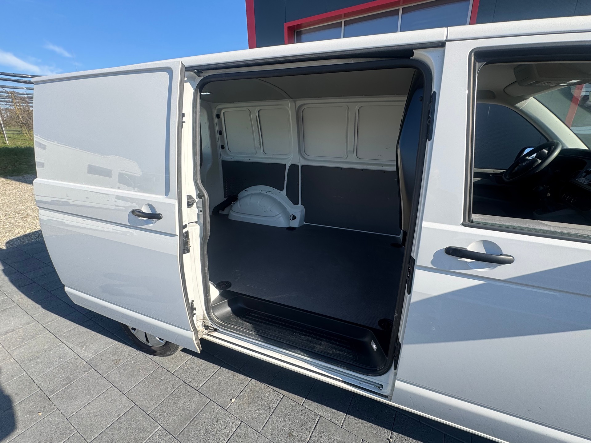 VW T6.1 2.0 TDI Entry-image-7