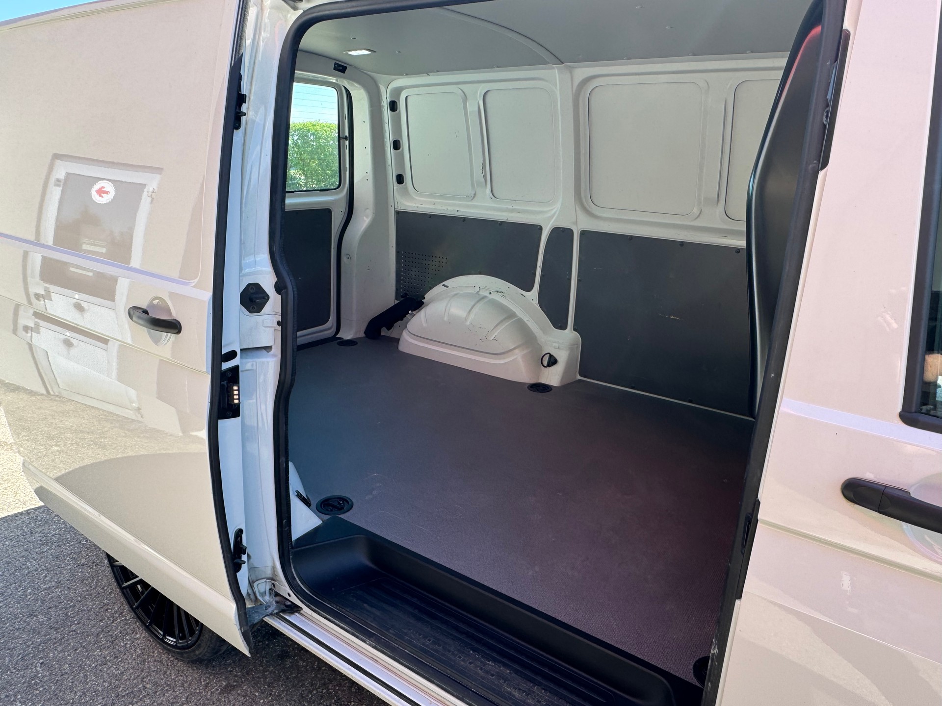 VW T6.1 2.0 TDI Entry-image-9