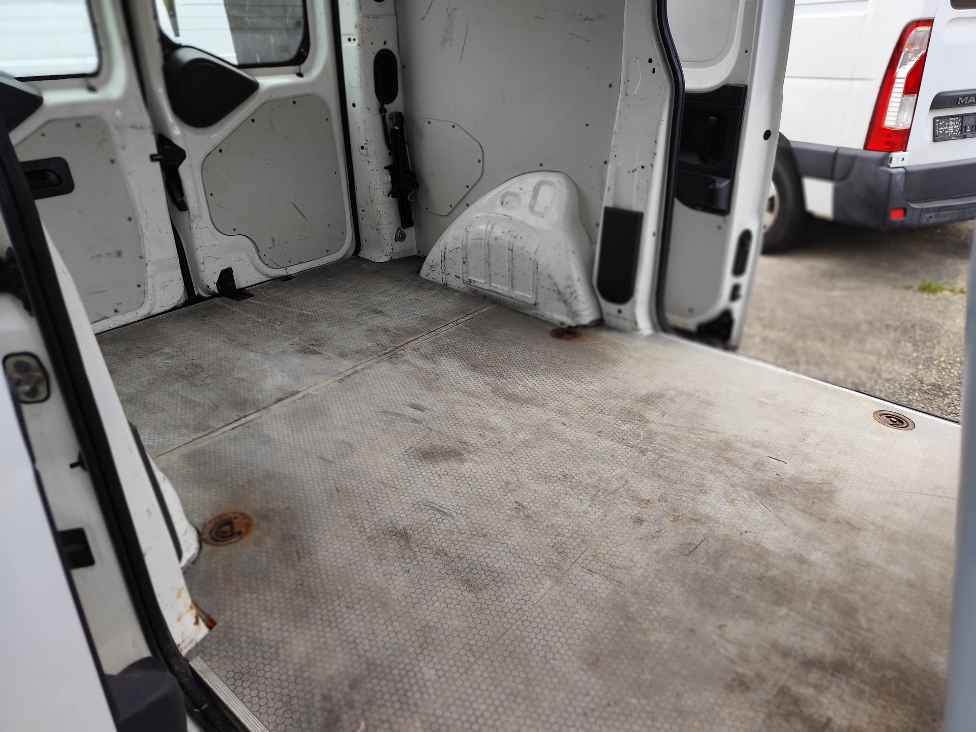 TOYOTA Proace 1.6D Glass Van Terra L1H1-image-11