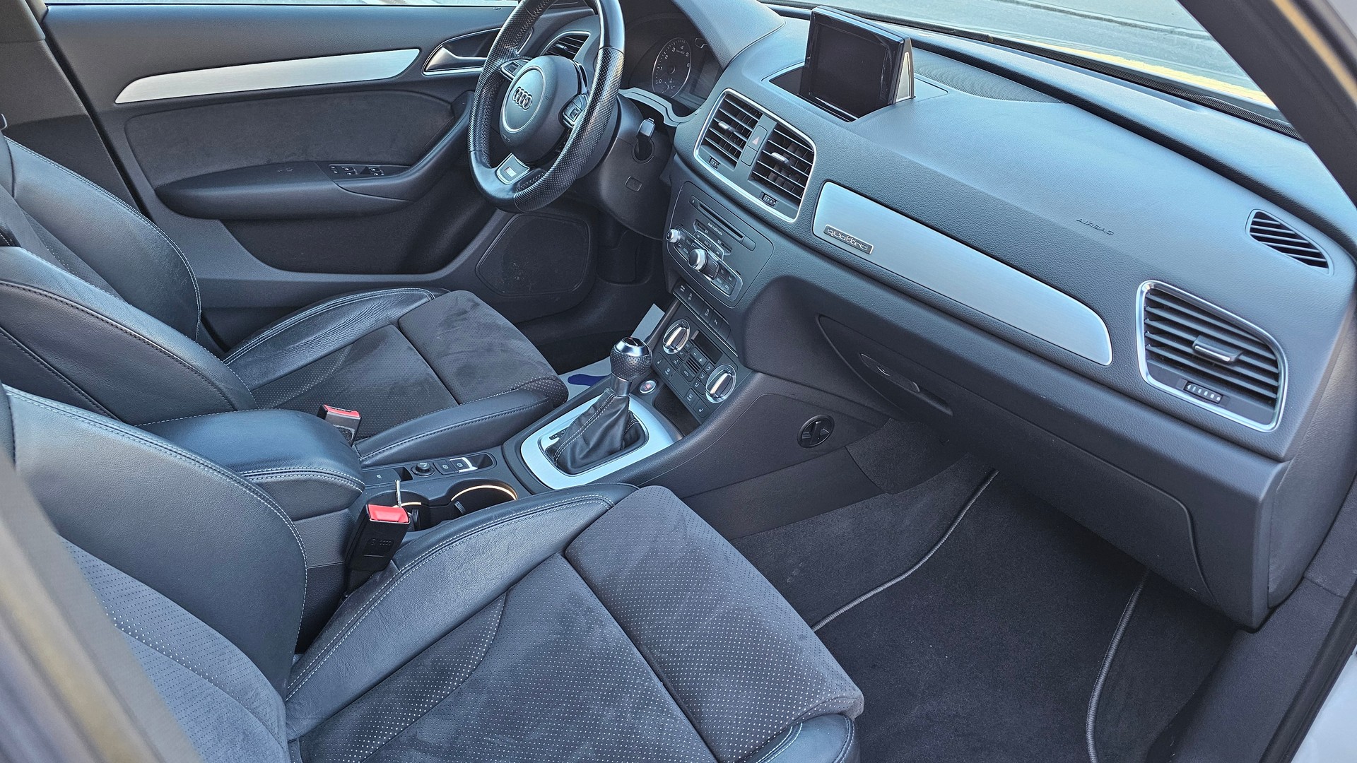 AUDI Q3 2.0 TFSI quattro S-tronic-image-12