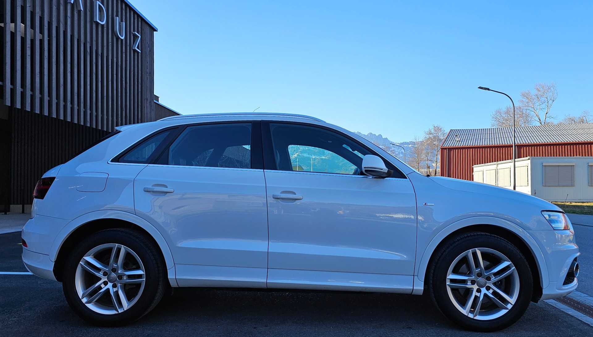AUDI Q3 2.0 TFSI quattro S-tronic-image-4