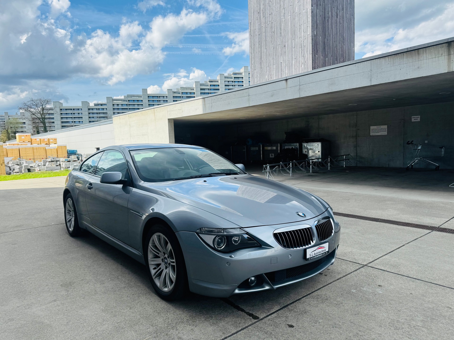 BMW 645i-showroom-element-2