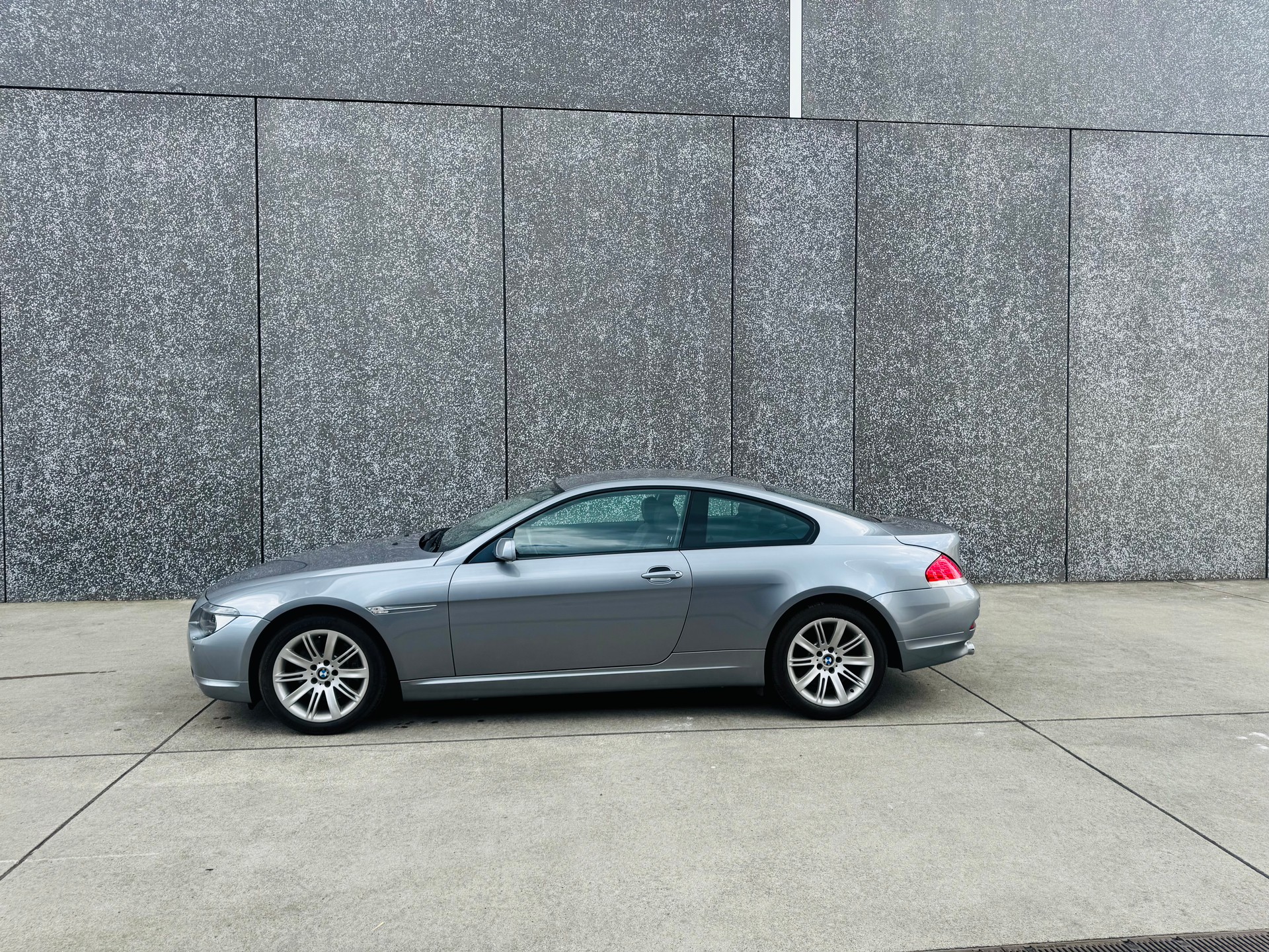 BMW 645i-showroom-element-3