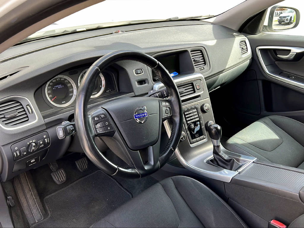 VOLVO S60 2.0 T Momentum-image-8