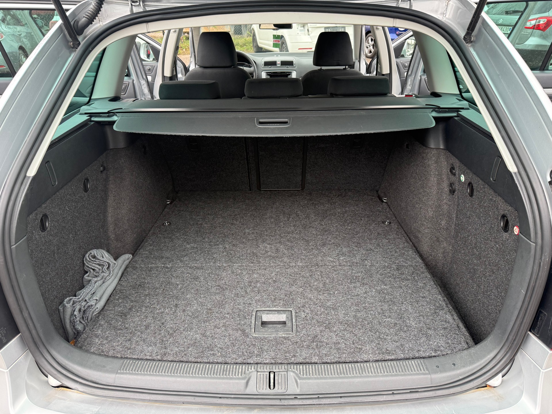 SKODA Octavia Combi 1.6 TDI Ambition-image-11