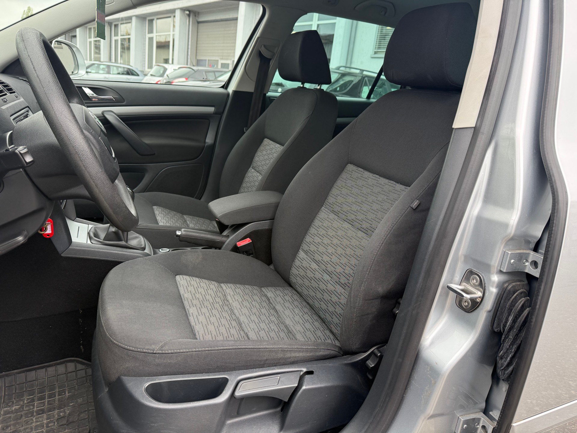 SKODA Octavia Combi 1.6 TDI Ambition-image-8
