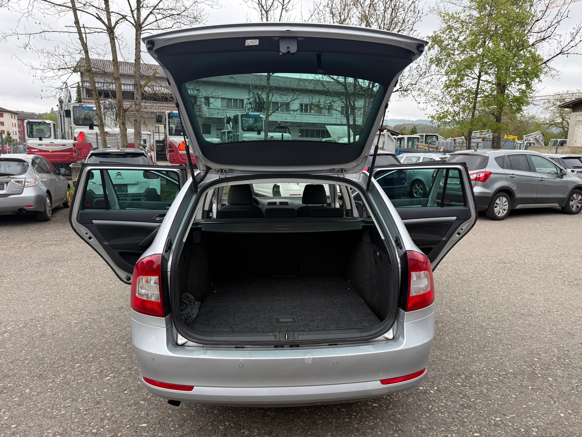 SKODA Octavia Combi 1.6 TDI Ambition-image-10