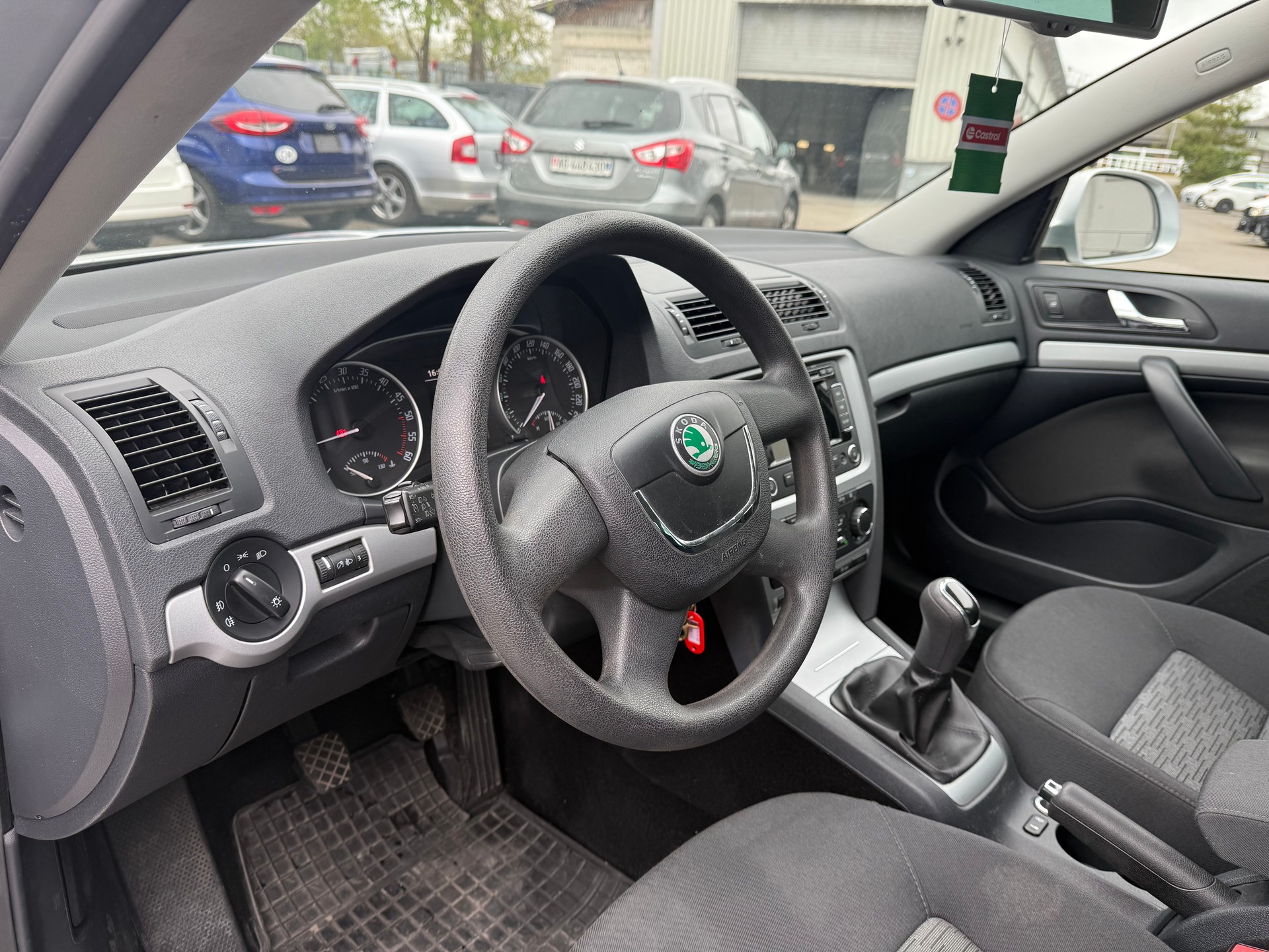 SKODA Octavia Combi 1.6 TDI Ambition-image-7