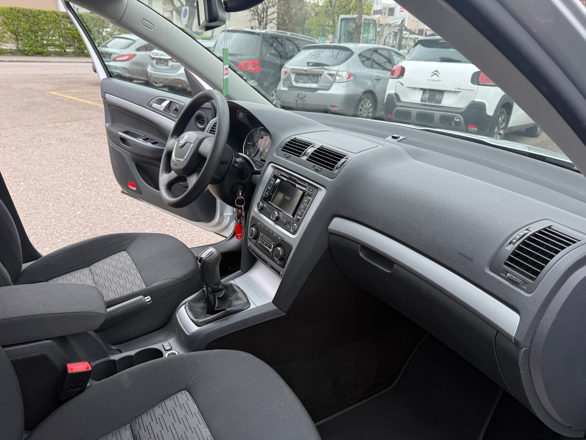 SKODA Octavia Combi 1.6 TDI Ambition-image-5