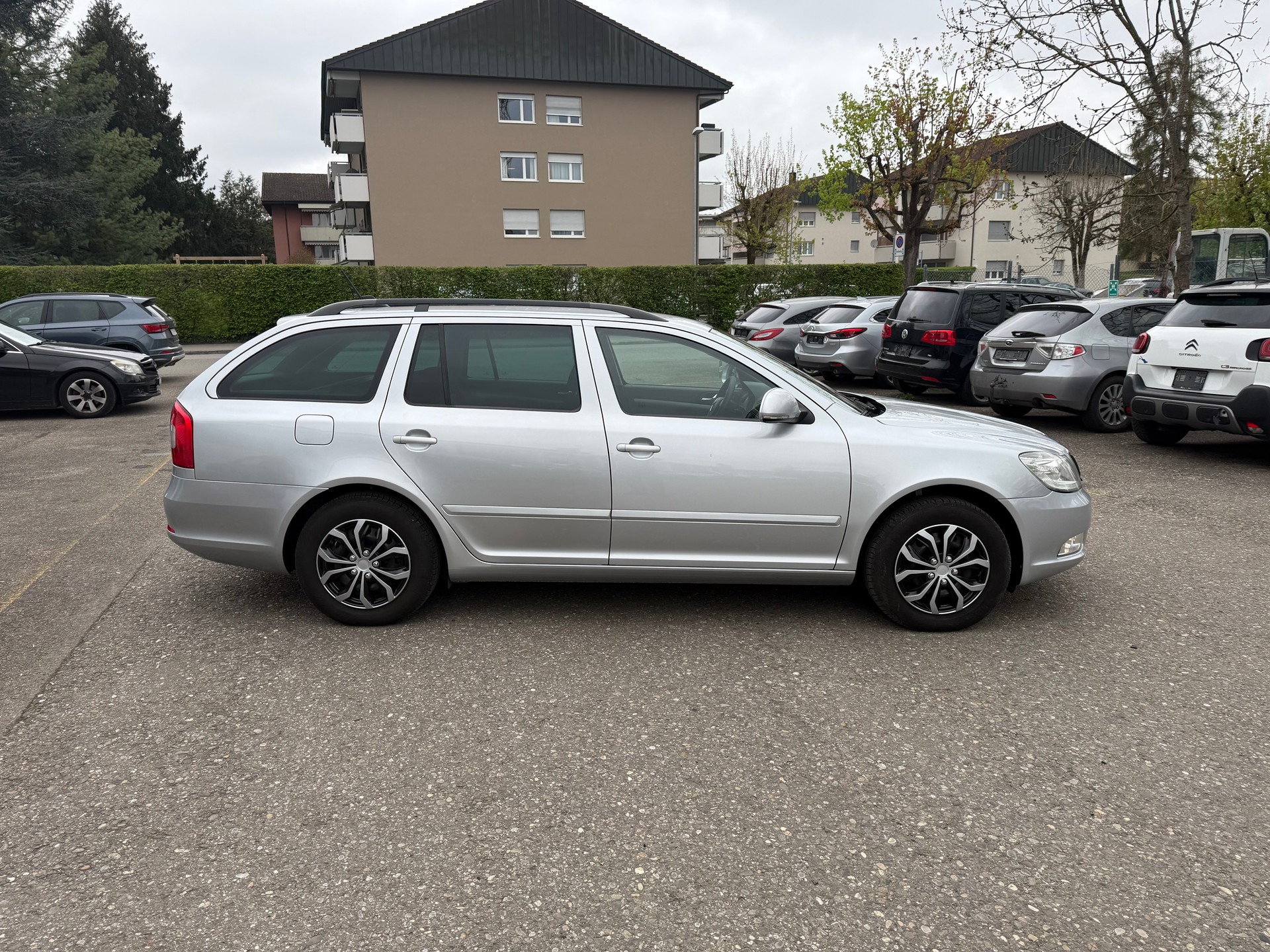 SKODA Octavia Combi 1.6 TDI Ambition-image-4