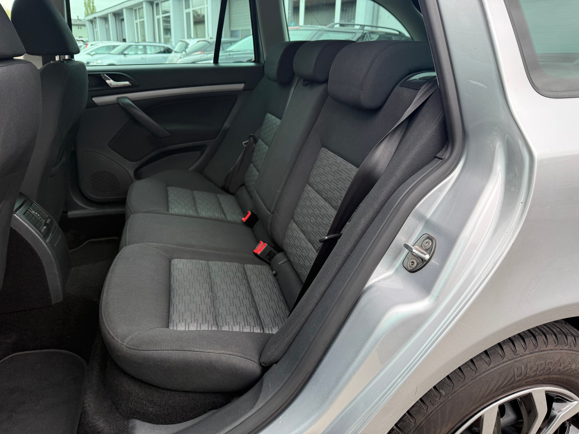 SKODA Octavia Combi 1.6 TDI Ambition-image-9