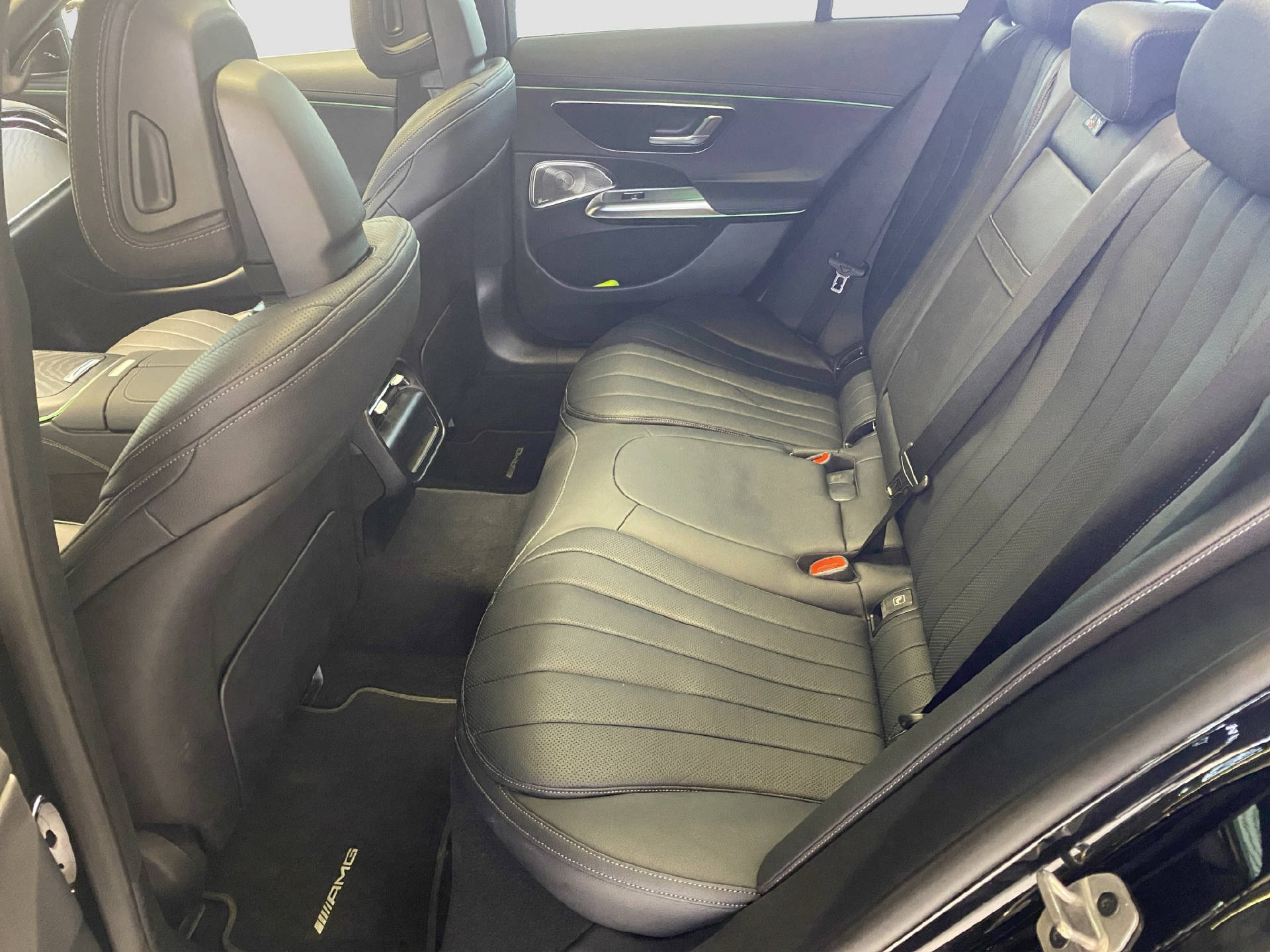 MERCEDES-BENZ E 300 de AMG Line 4MATIC-image-13