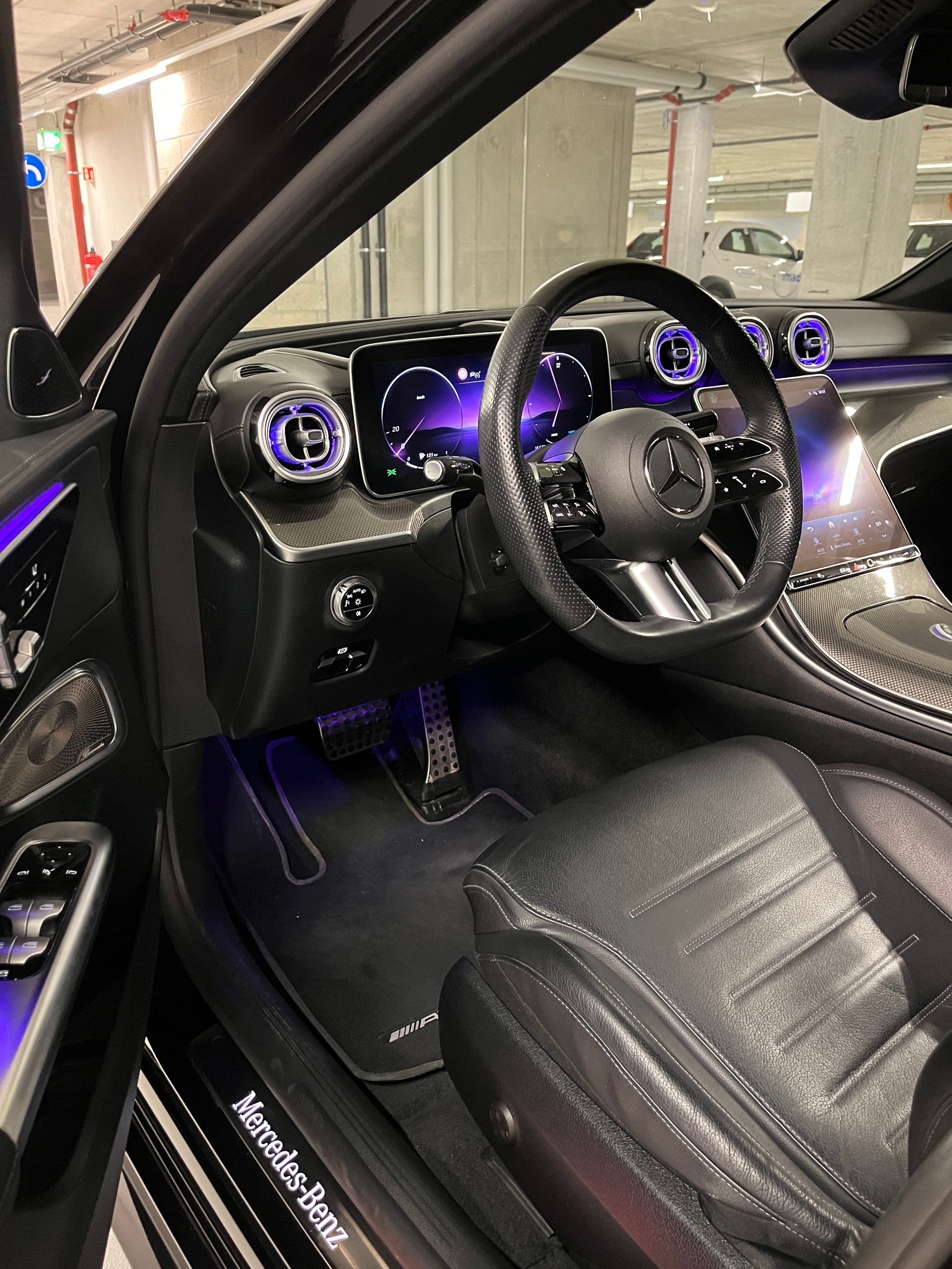 MERCEDES-BENZ C 300 4Matic AMG Line-image-9