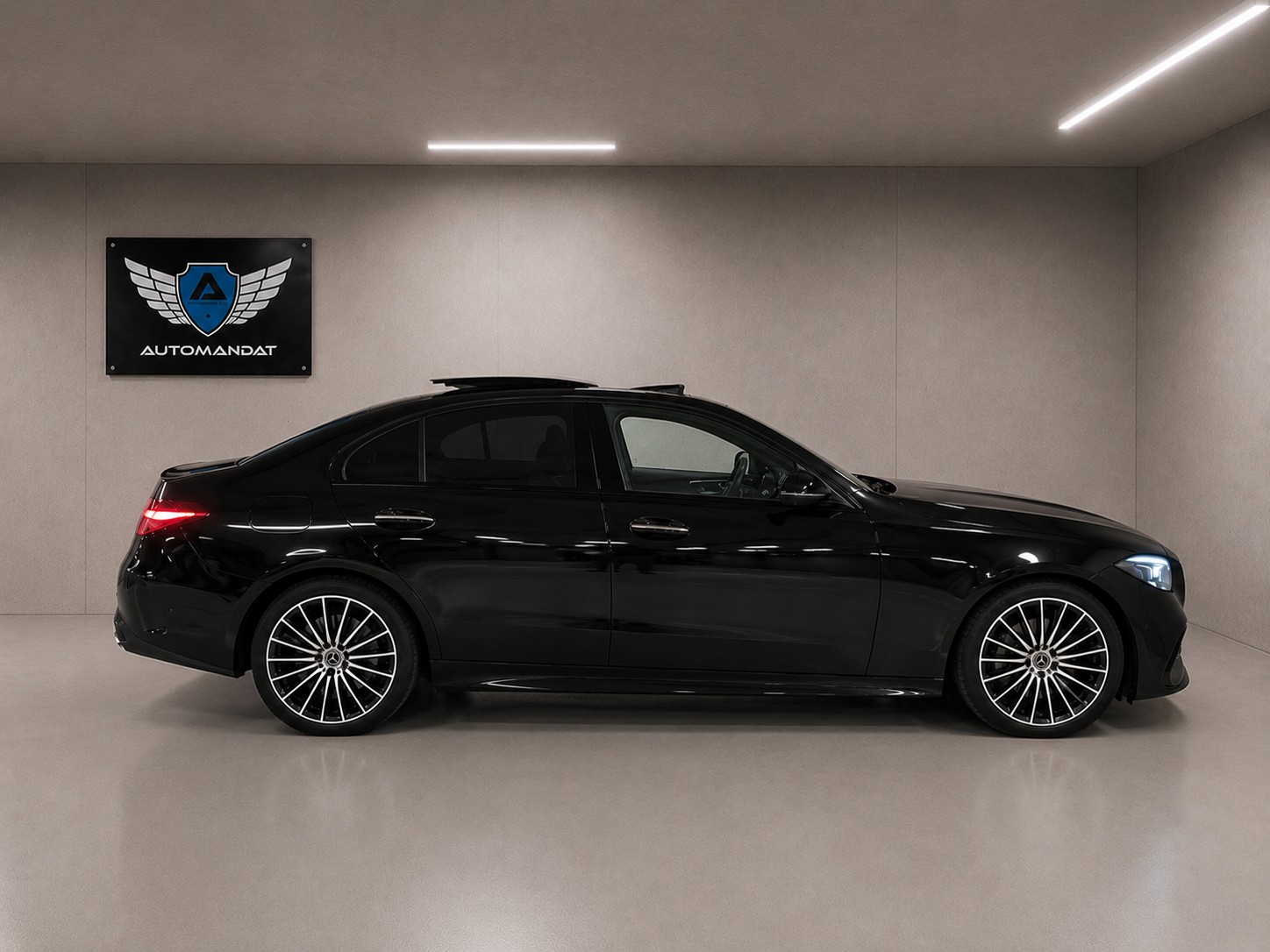 MERCEDES-BENZ C 300 4Matic AMG Line-image-5