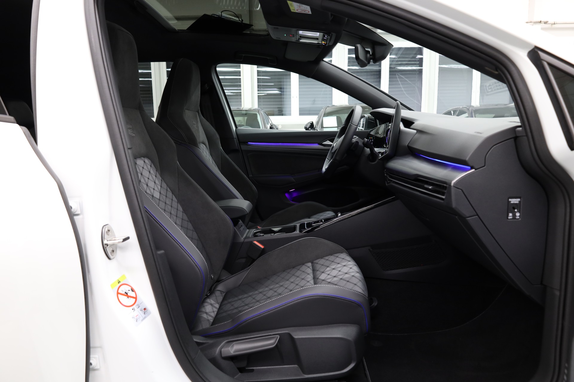 VW Golf VIII 2.0 TDI R-Line DSG-image-16