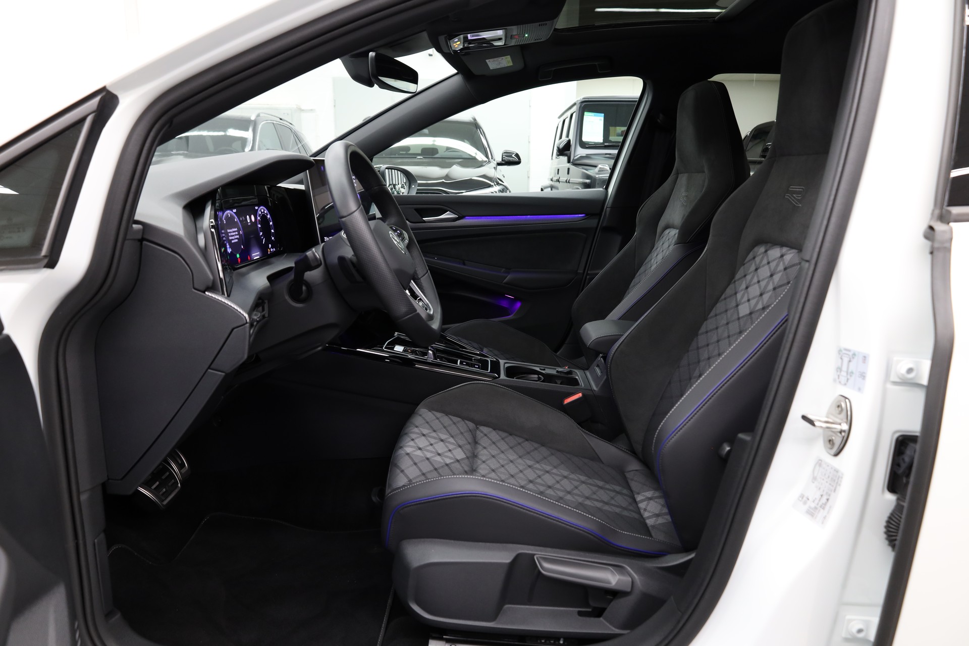 VW Golf VIII 2.0 TDI R-Line DSG-image-15