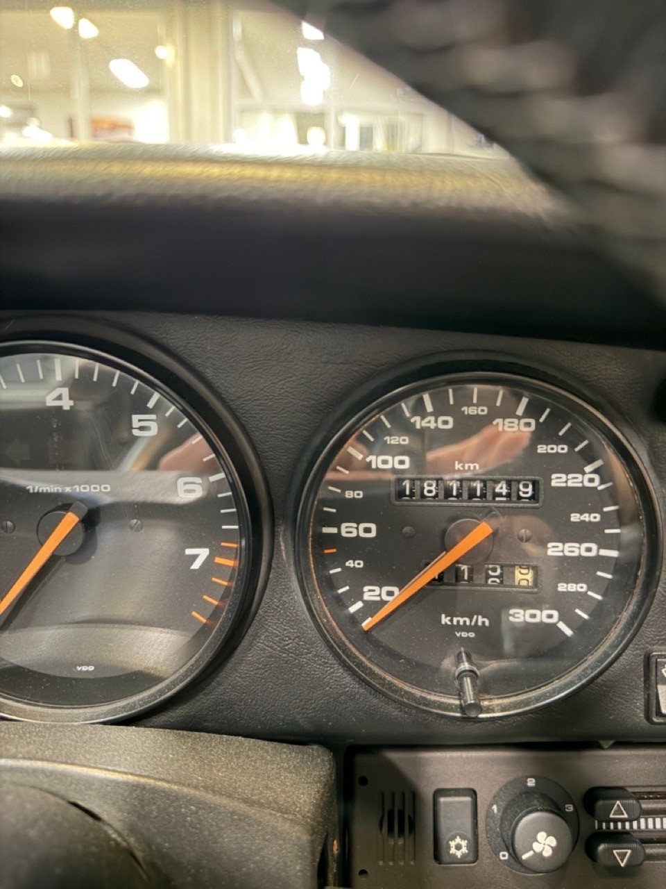 PORSCHE 911 Carrera 4 Cabrio-image-15