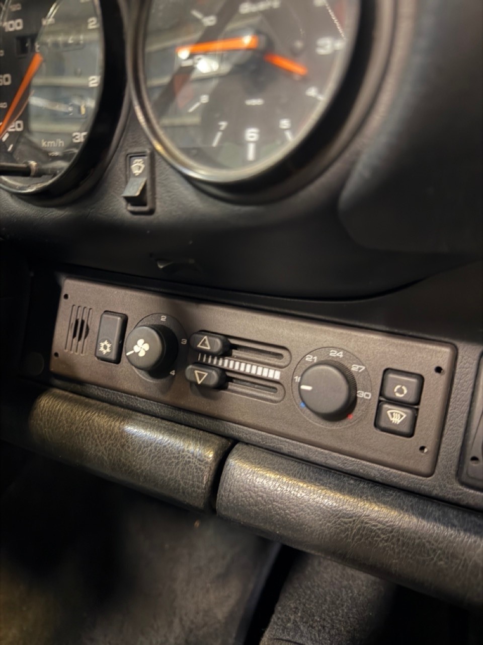 PORSCHE 911 Carrera 4 Cabrio-image-13