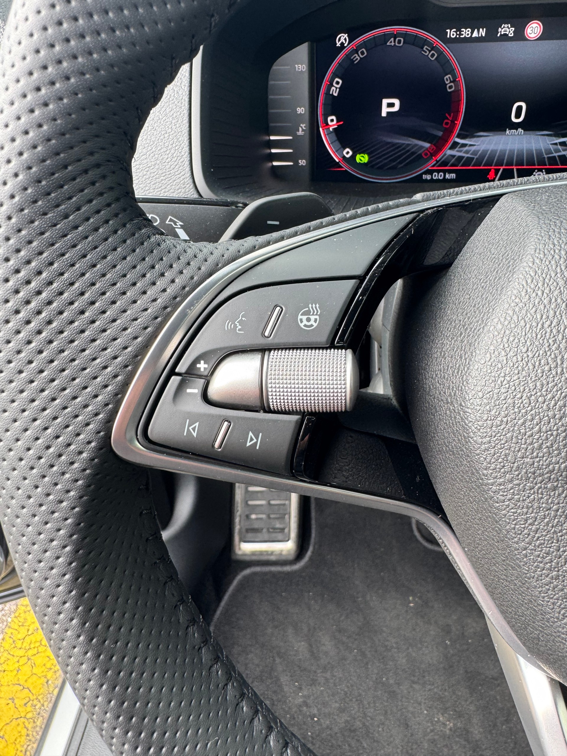 SKODA Karoq 1.5 TSI SportLine DSG mit Anhängerkupplung 5 Jahre Garantie und 37 % Rabatt !-showroom-element-3