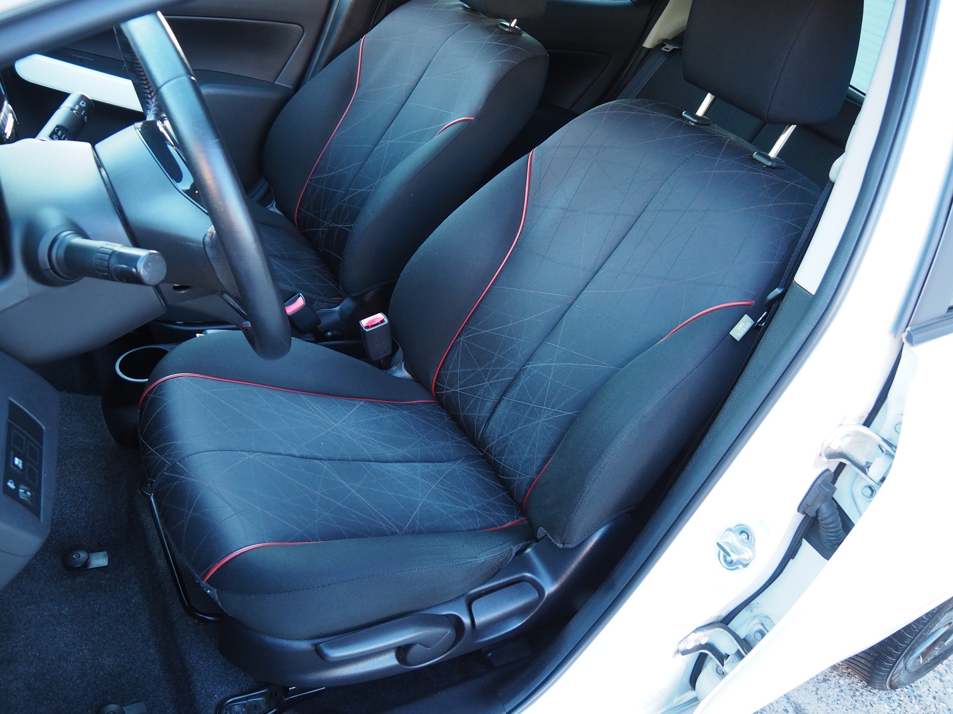 MAZDA 2 1.3i 16V Voila ma Suisse Edition-image-11