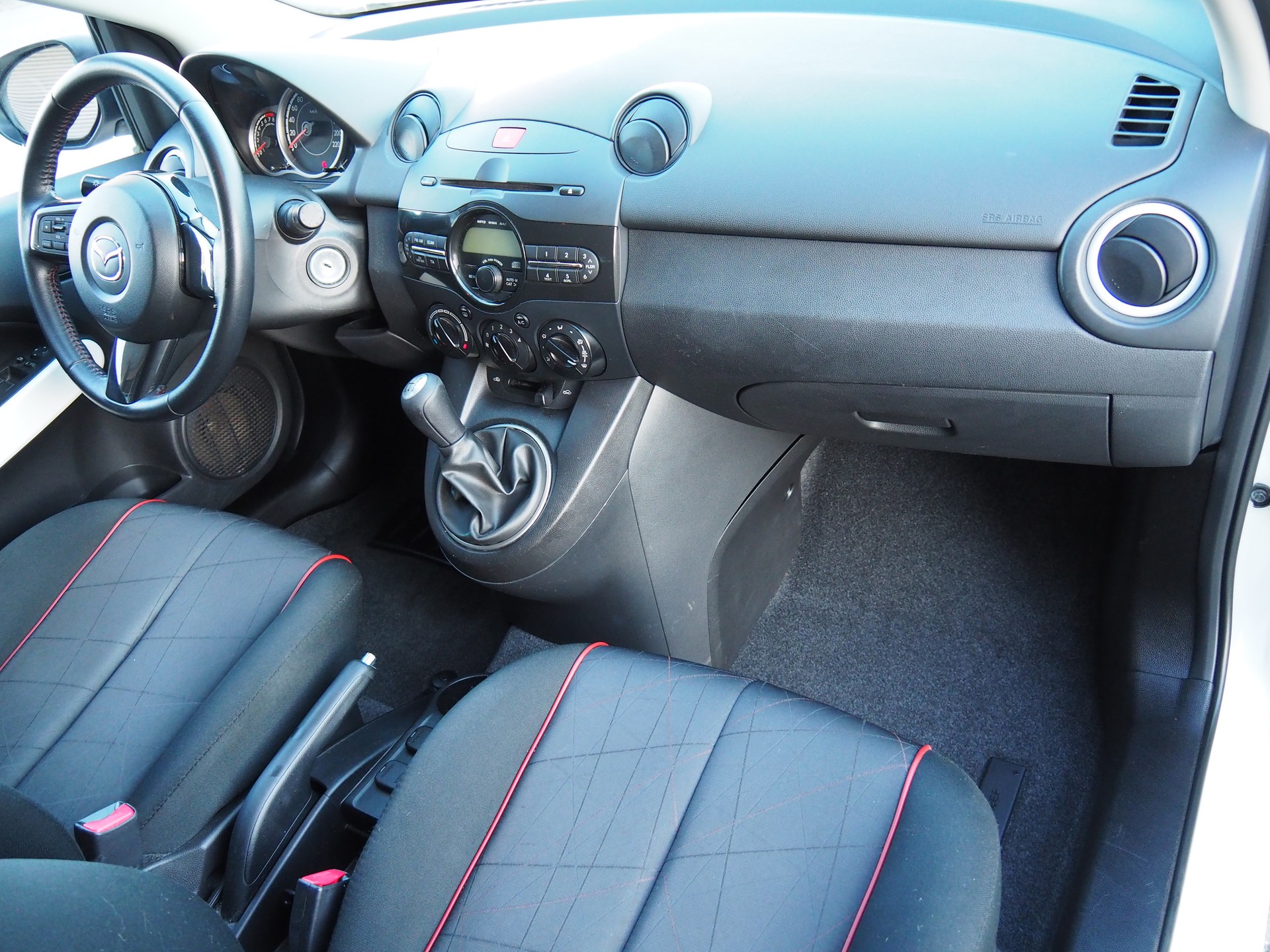 MAZDA 2 1.3i 16V Voila ma Suisse Edition-image-12