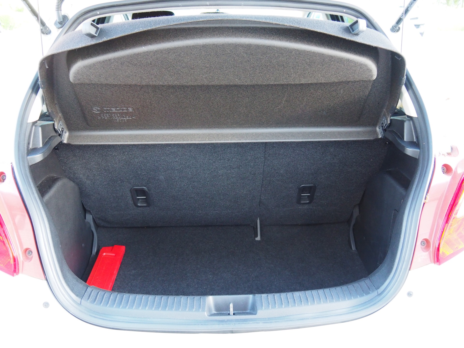 MAZDA 2 1.3i 16V Voila ma Suisse Edition-image-8