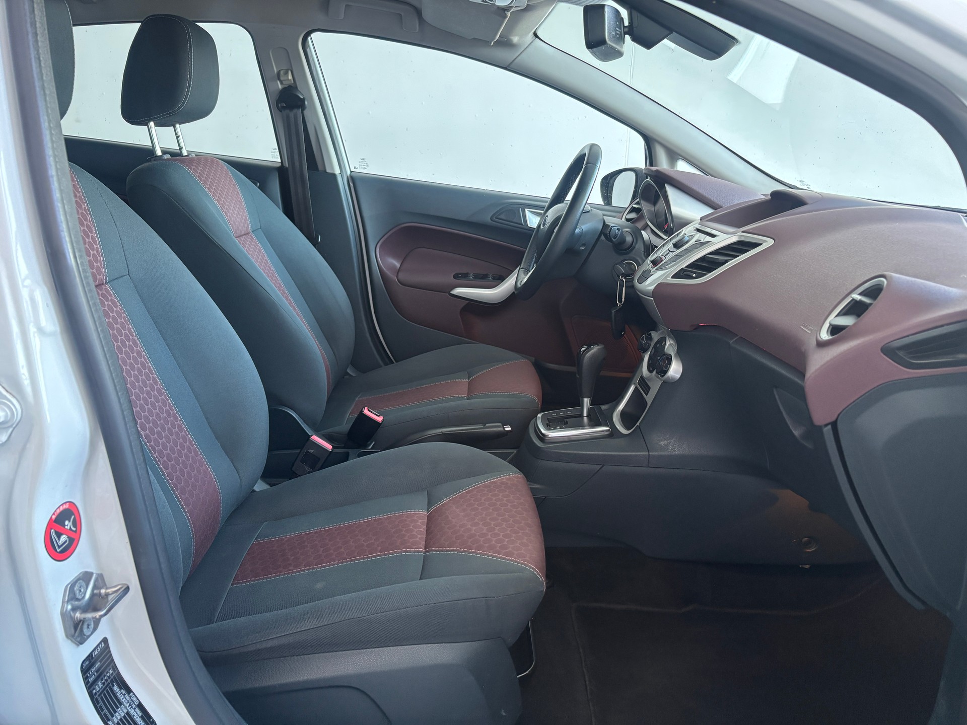 FORD Fiesta 1.4 16V Trend Automatic-image-7
