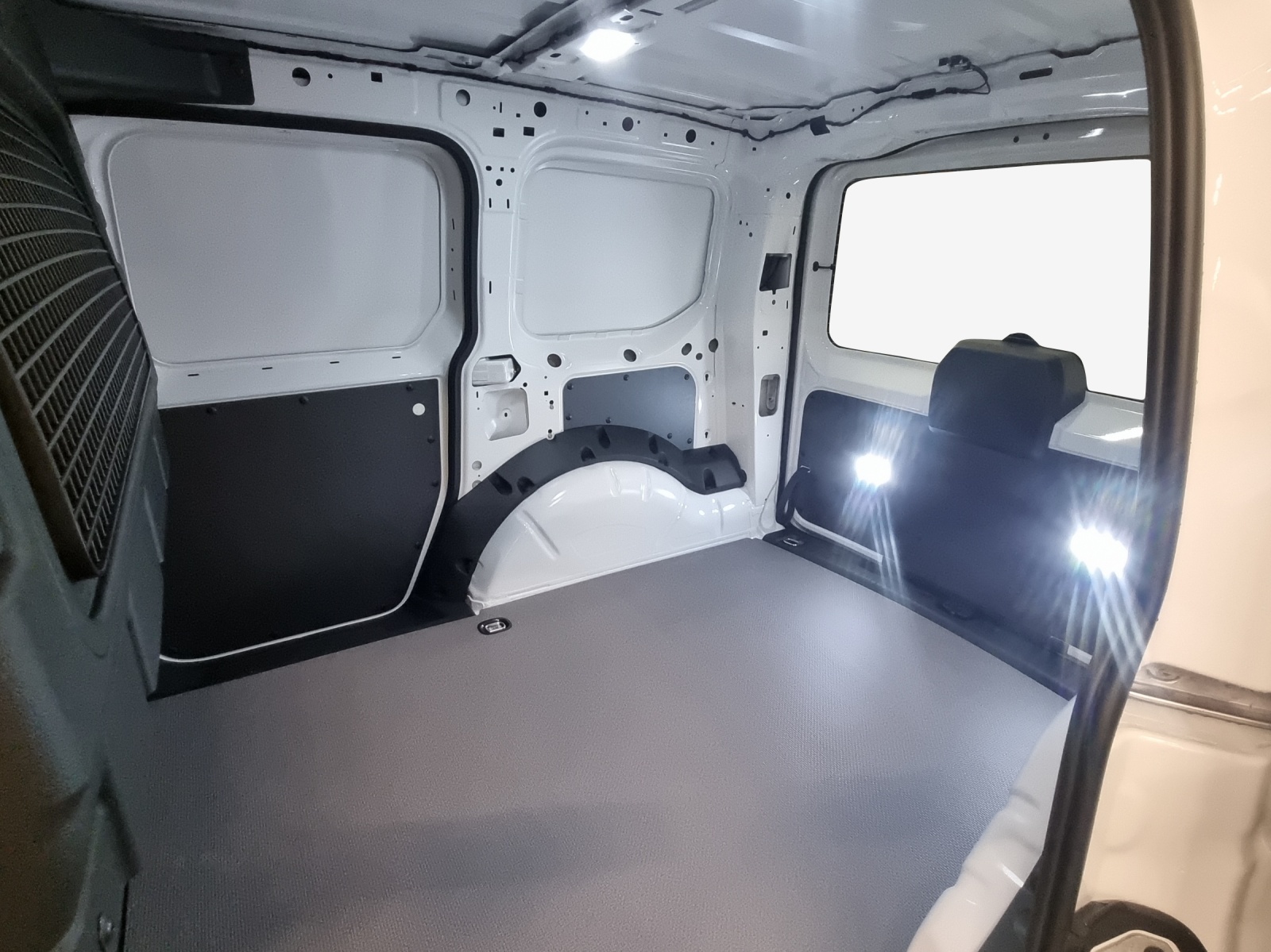 VW Caddy Cargo 2.0TDI DSG-image-11