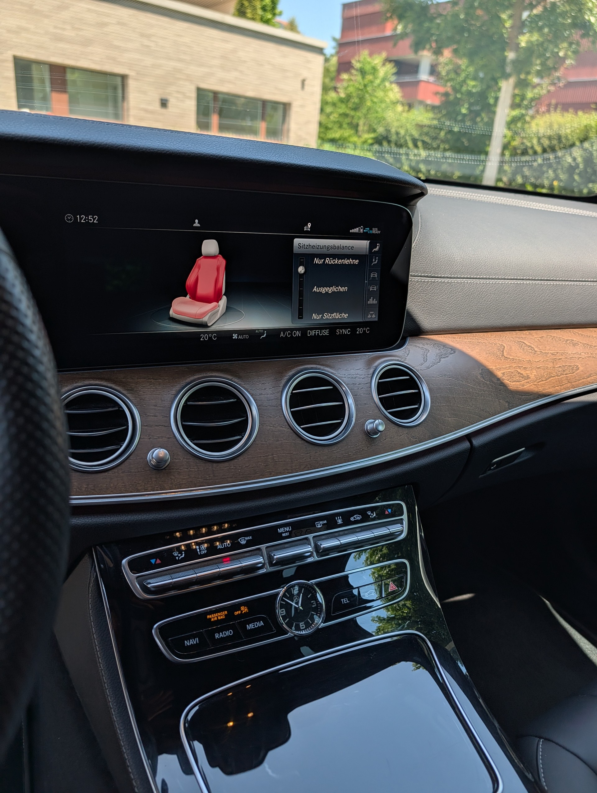 MERCEDES-BENZ E 220 d Exclusive-image-12
