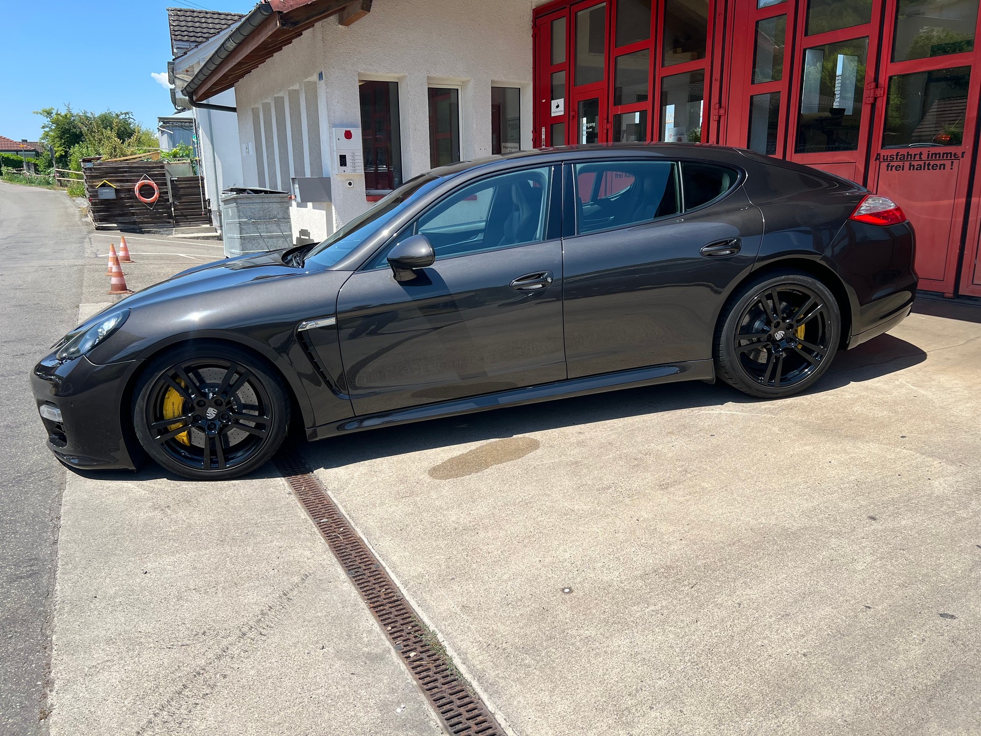 PORSCHE Panamera GTS 4.8 PDK-image-2
