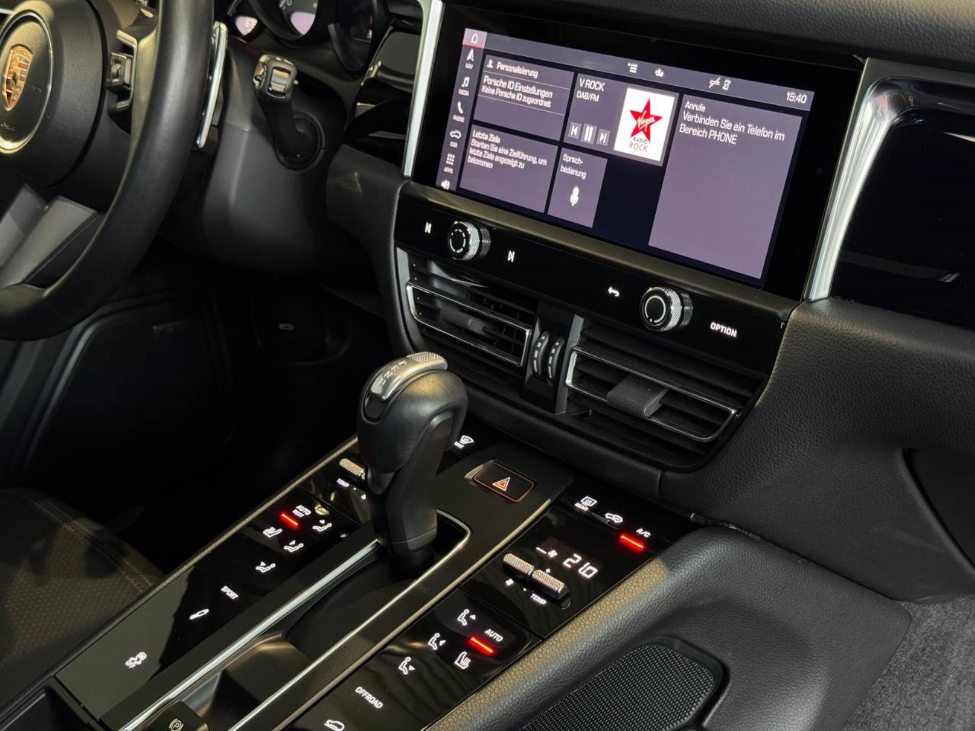 PORSCHE Macan S-image-31