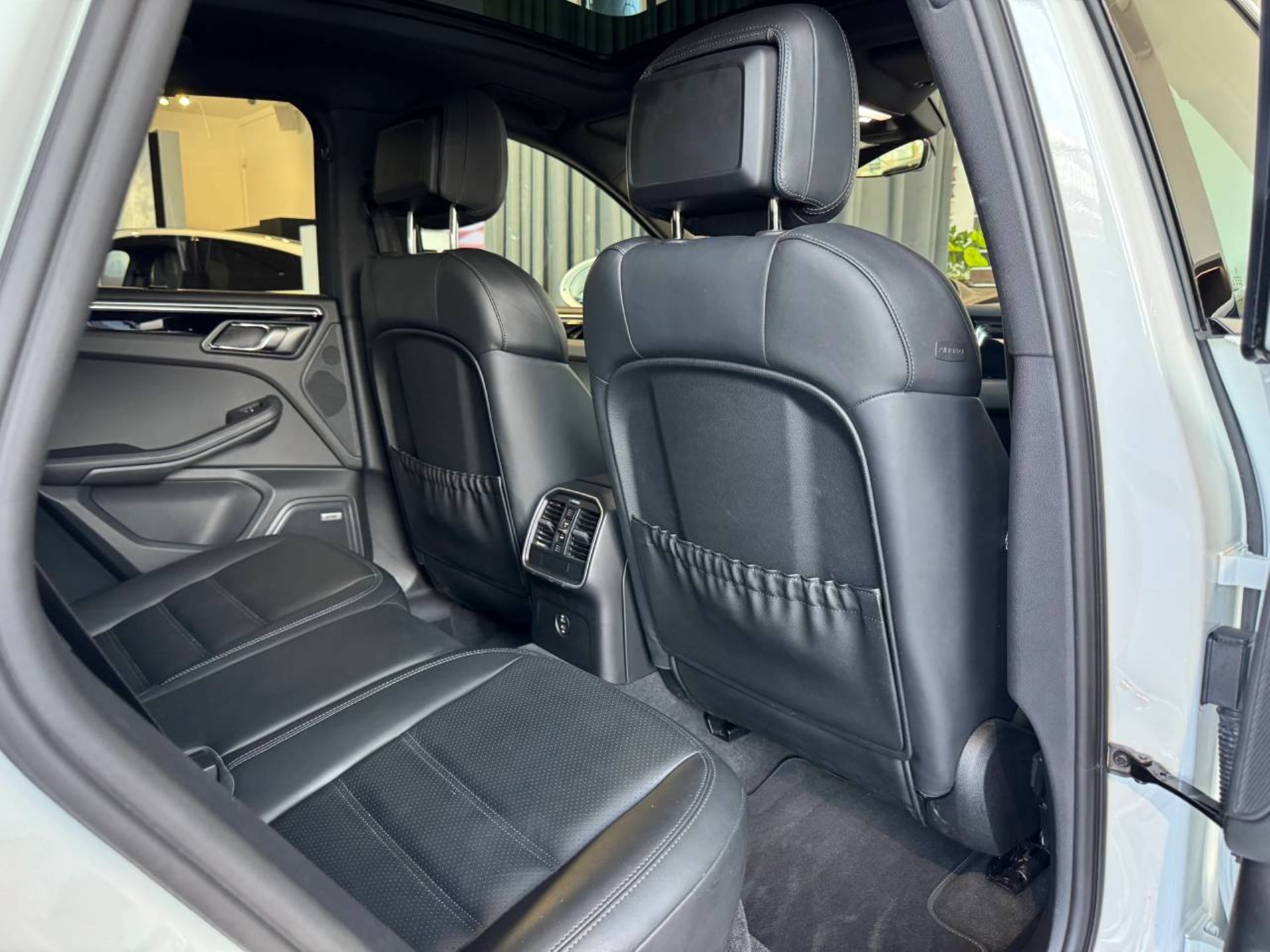 PORSCHE Macan S-image-24