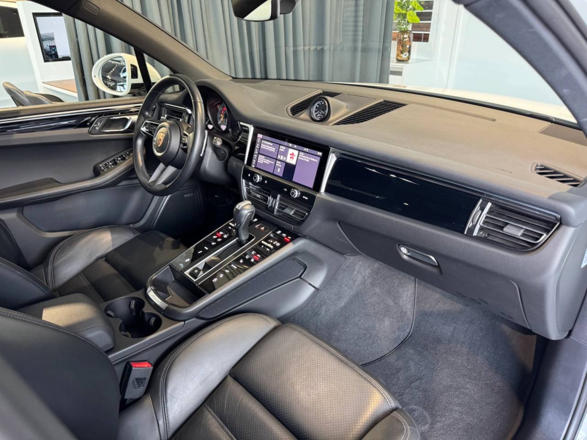 PORSCHE Macan S-image-19