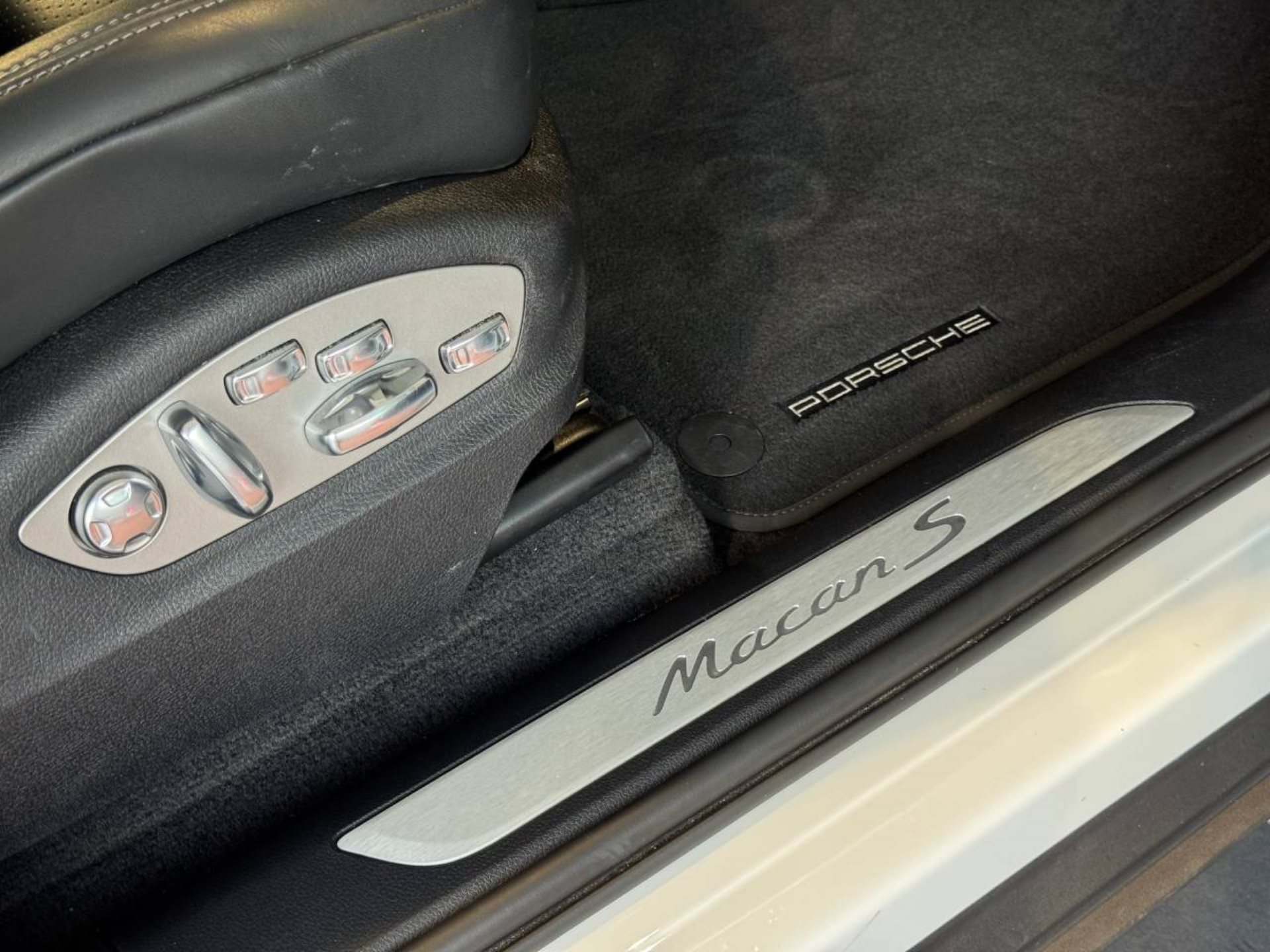PORSCHE Macan S-image-21