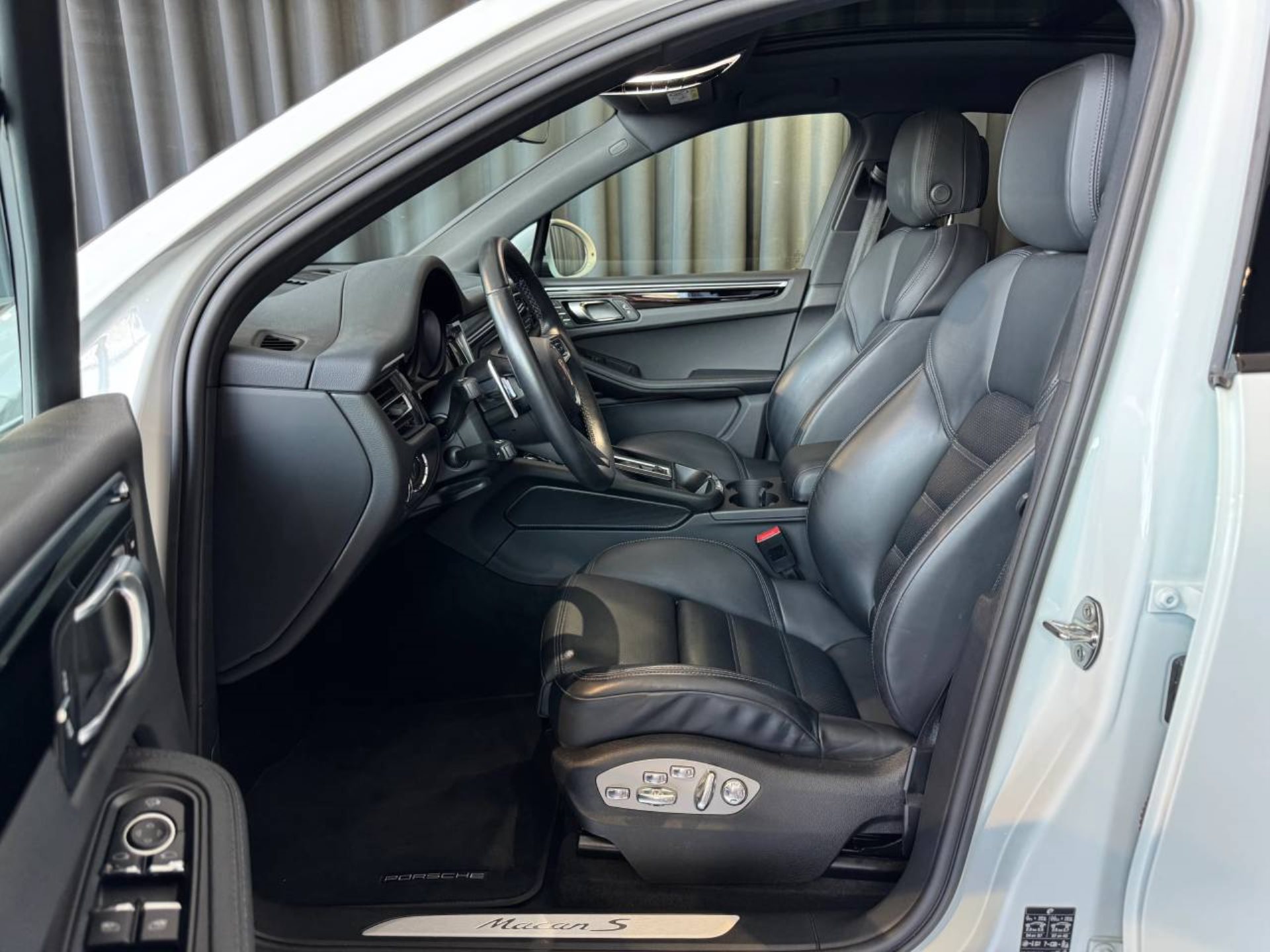 PORSCHE Macan S-image-4