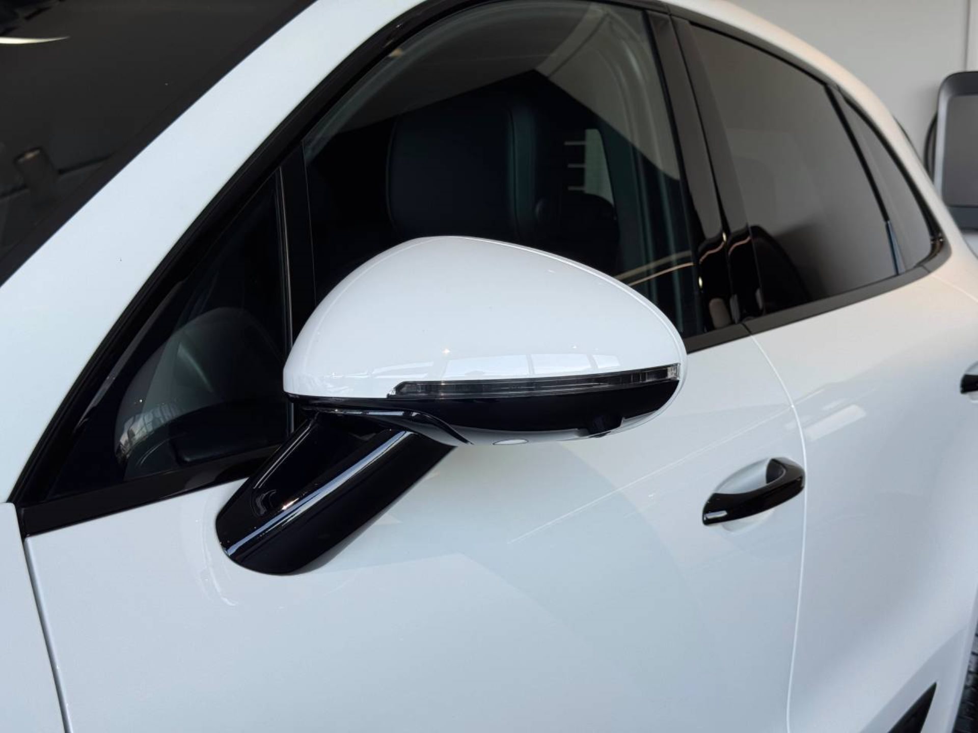 PORSCHE Macan S-image-12