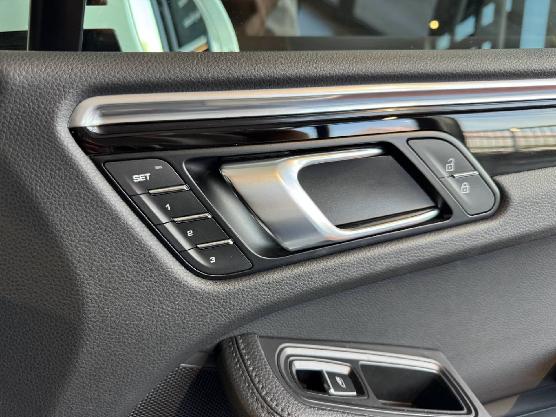 PORSCHE Macan S-image-23