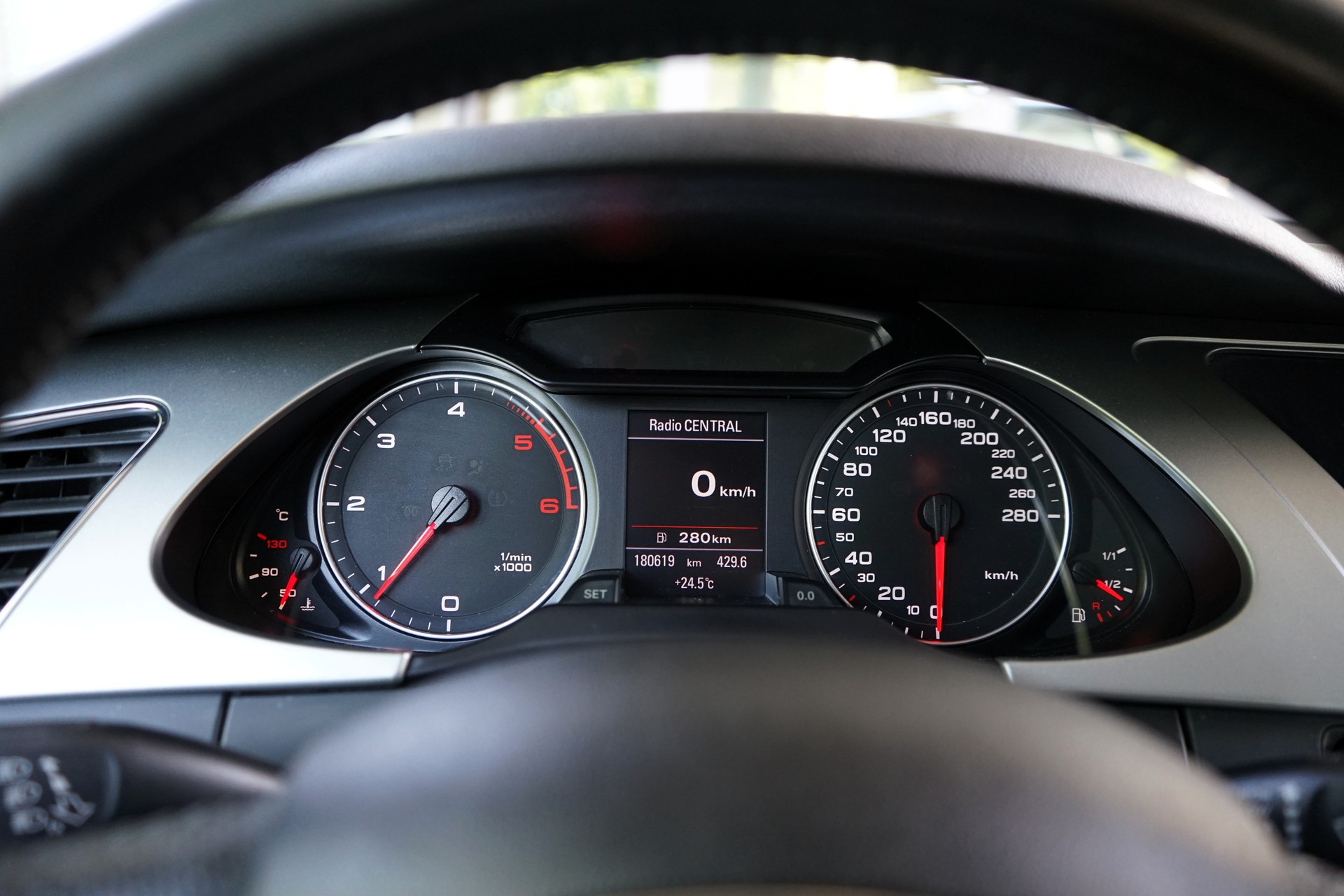 AUDI A4 Limousine 2.0 TDI-image-7