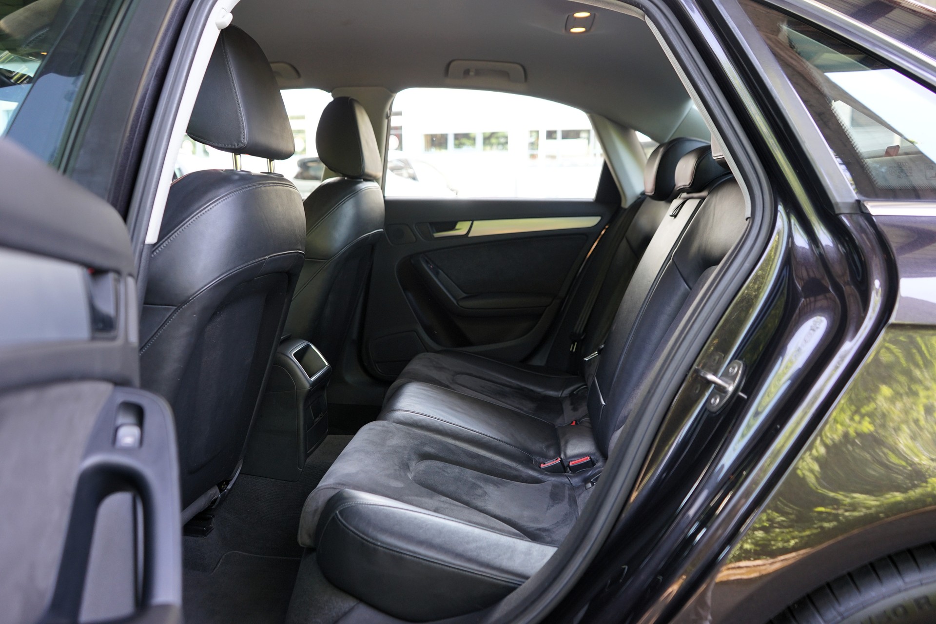 AUDI A4 Limousine 2.0 TDI-image-5