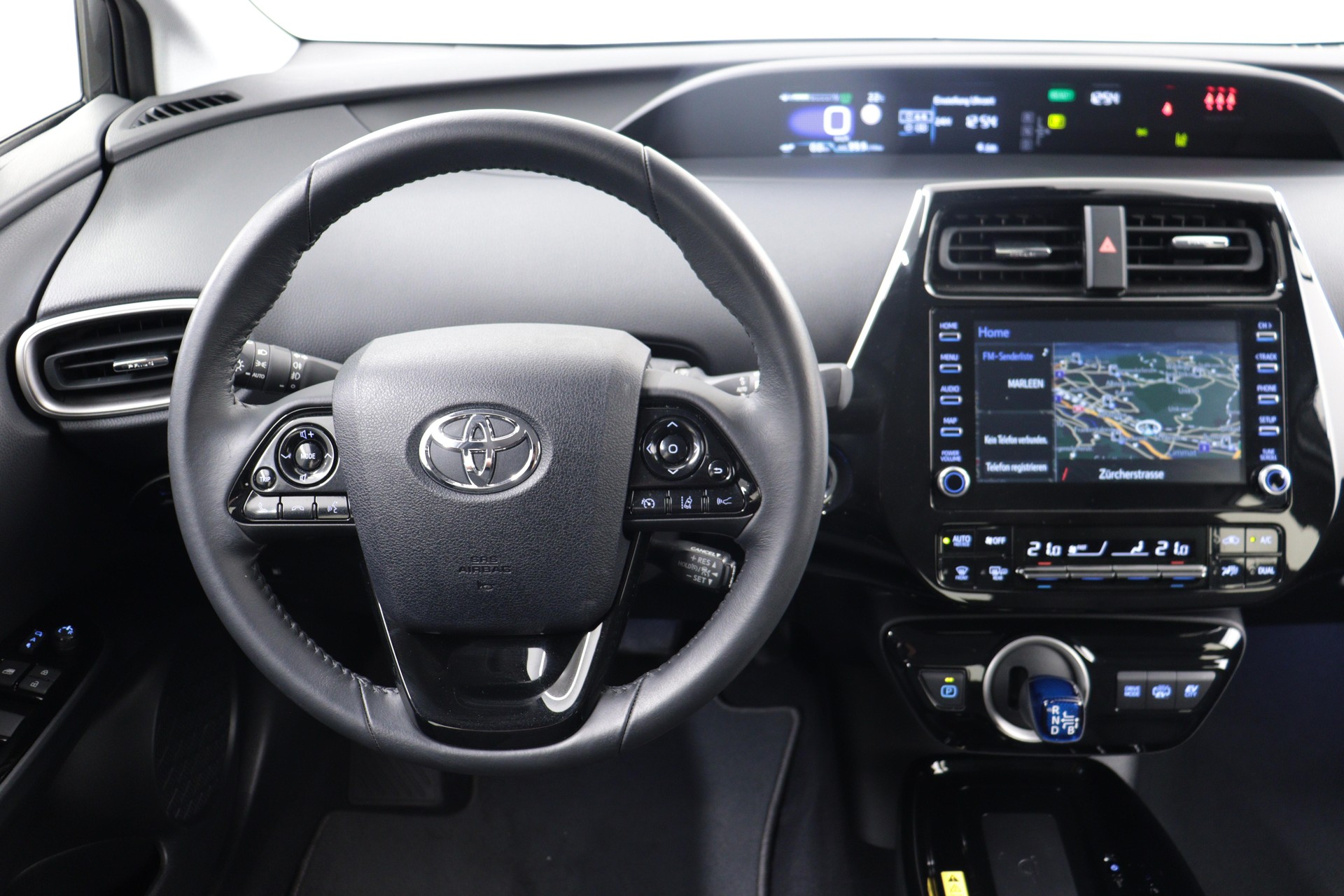 TOYOTA Prius 1.8 VVTi HSD Plug-In Solar-image-4