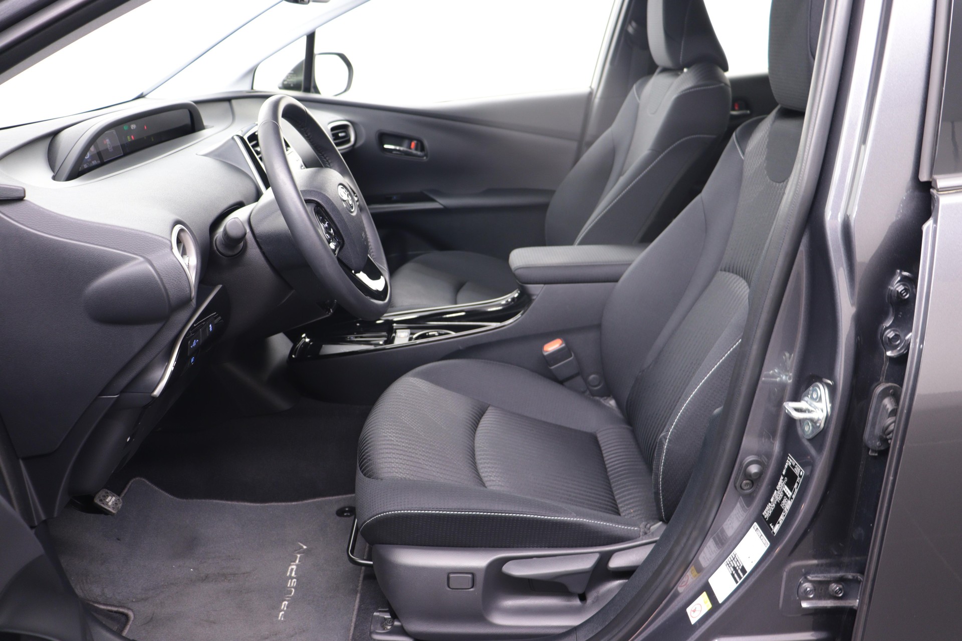 TOYOTA Prius 1.8 VVTi HSD Plug-In Solar-image-2