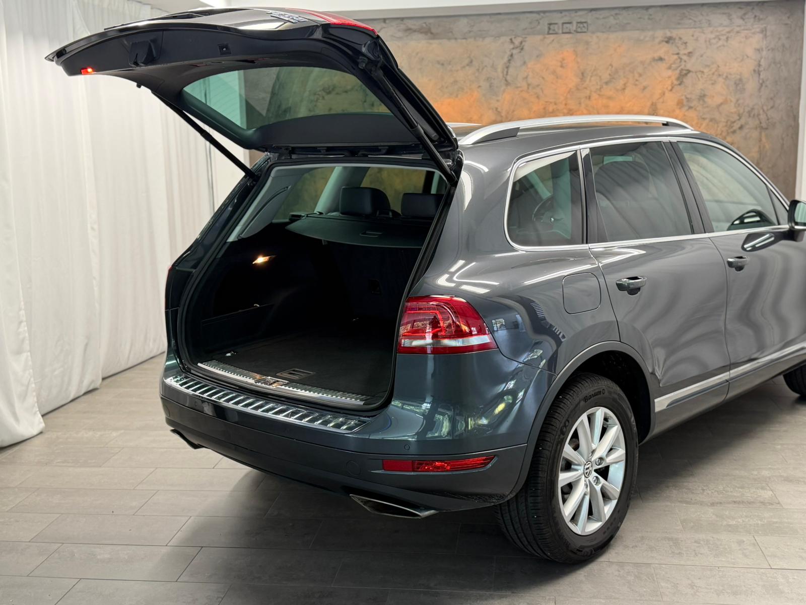 VW Touareg 3.0 TDI BlueMotion Technology Tiptronic *CH Fahrzeug*Leder*Xenon*Memory*-image-5
