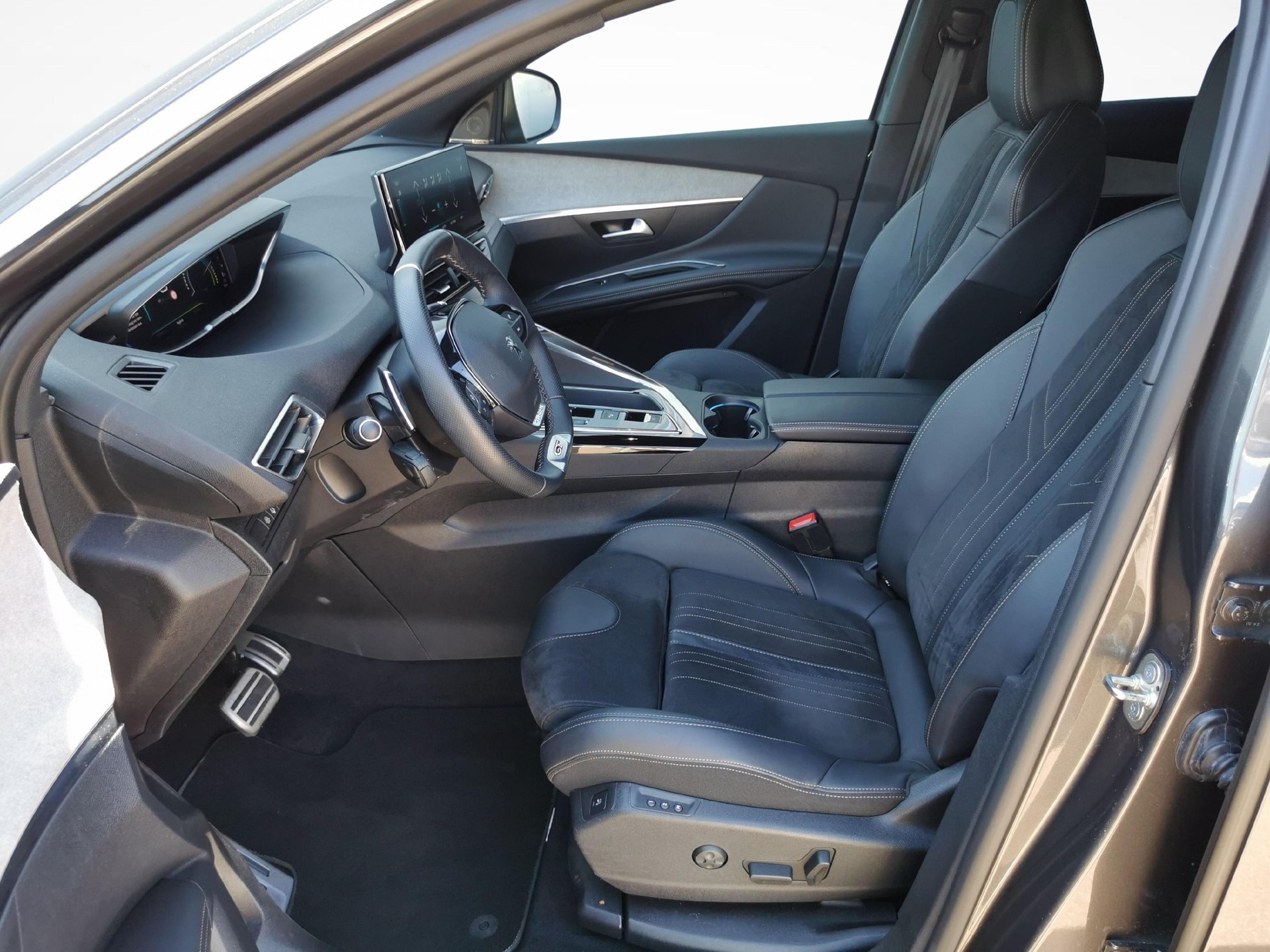 PEUGEOT 3008 1.6 Plug-in Hybrid4 GT-image-1